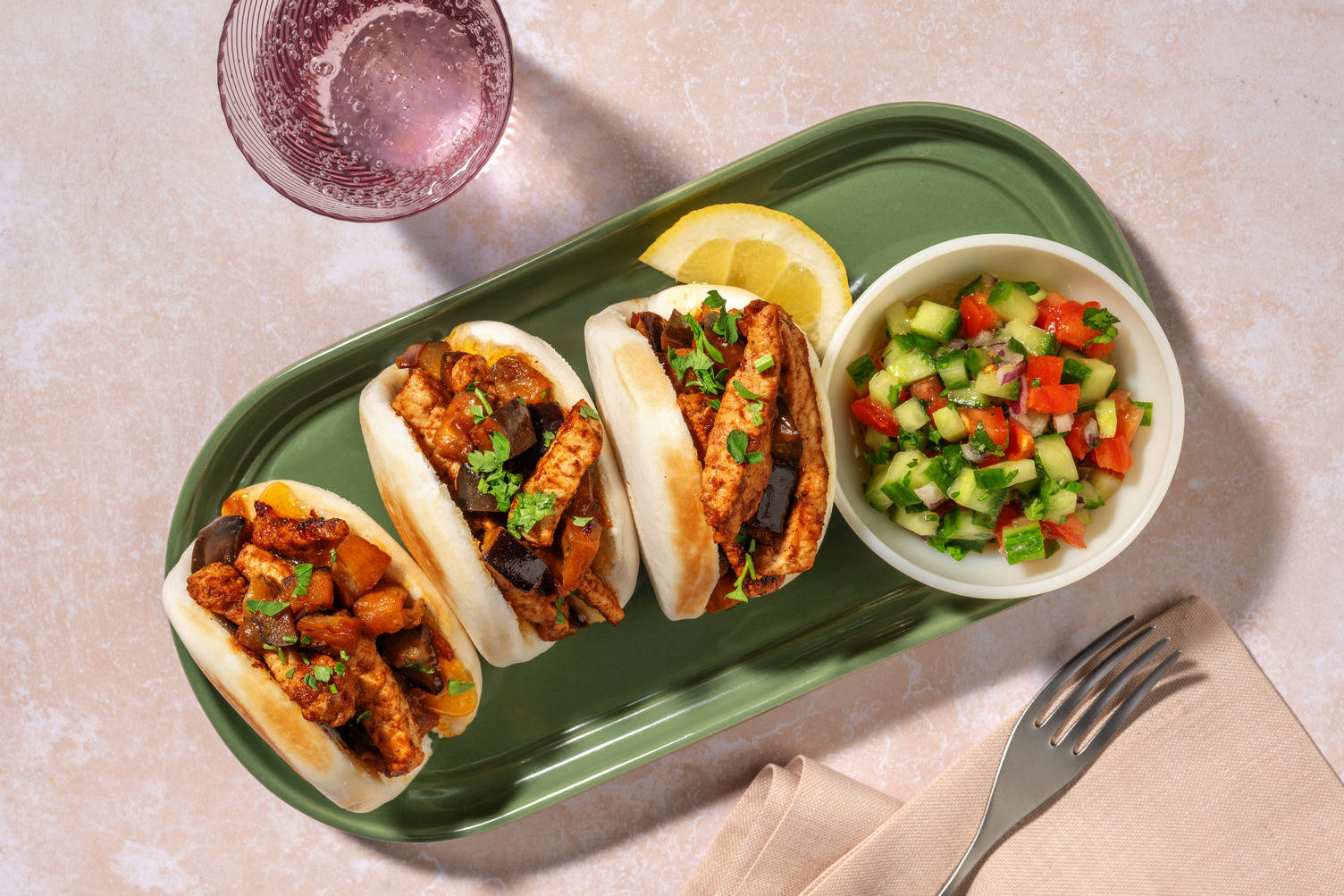 Fusion bao buns met varkensreepjes en abrikozenchutney