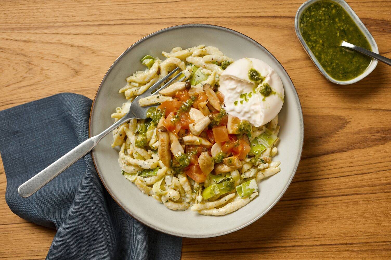 Italienische Spätzlepfanne mit Pilzen & Burrata
