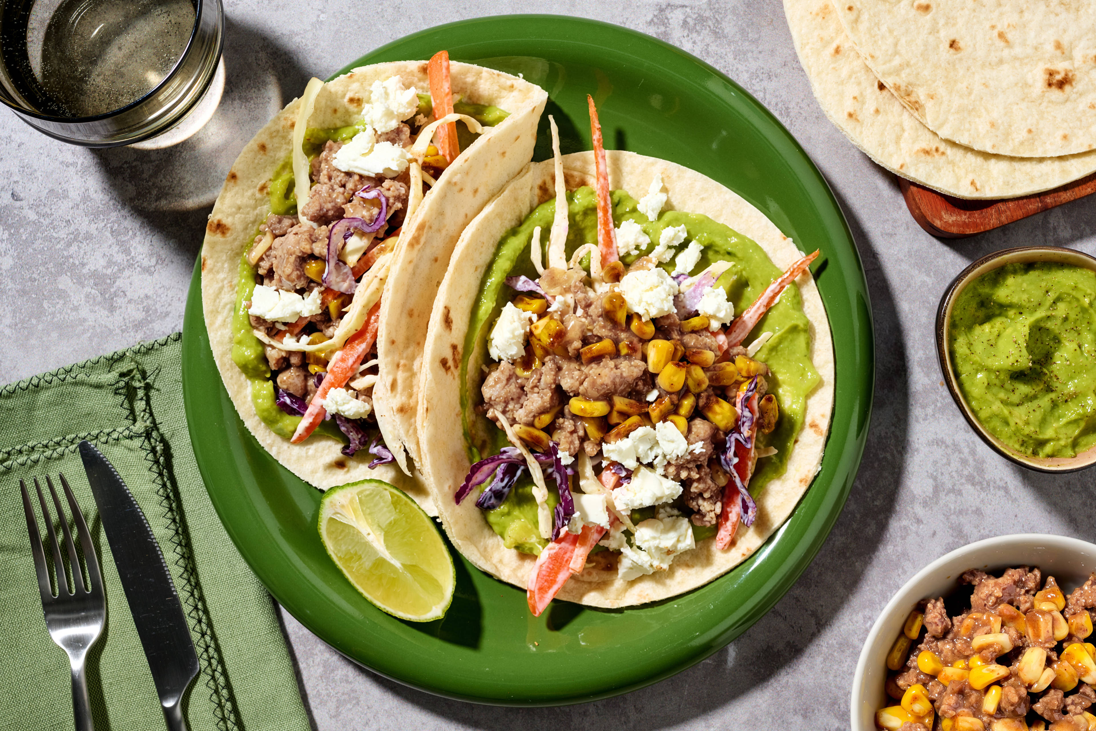 5-minuten taco’s met kipgehakt, guacamole en witte kaas