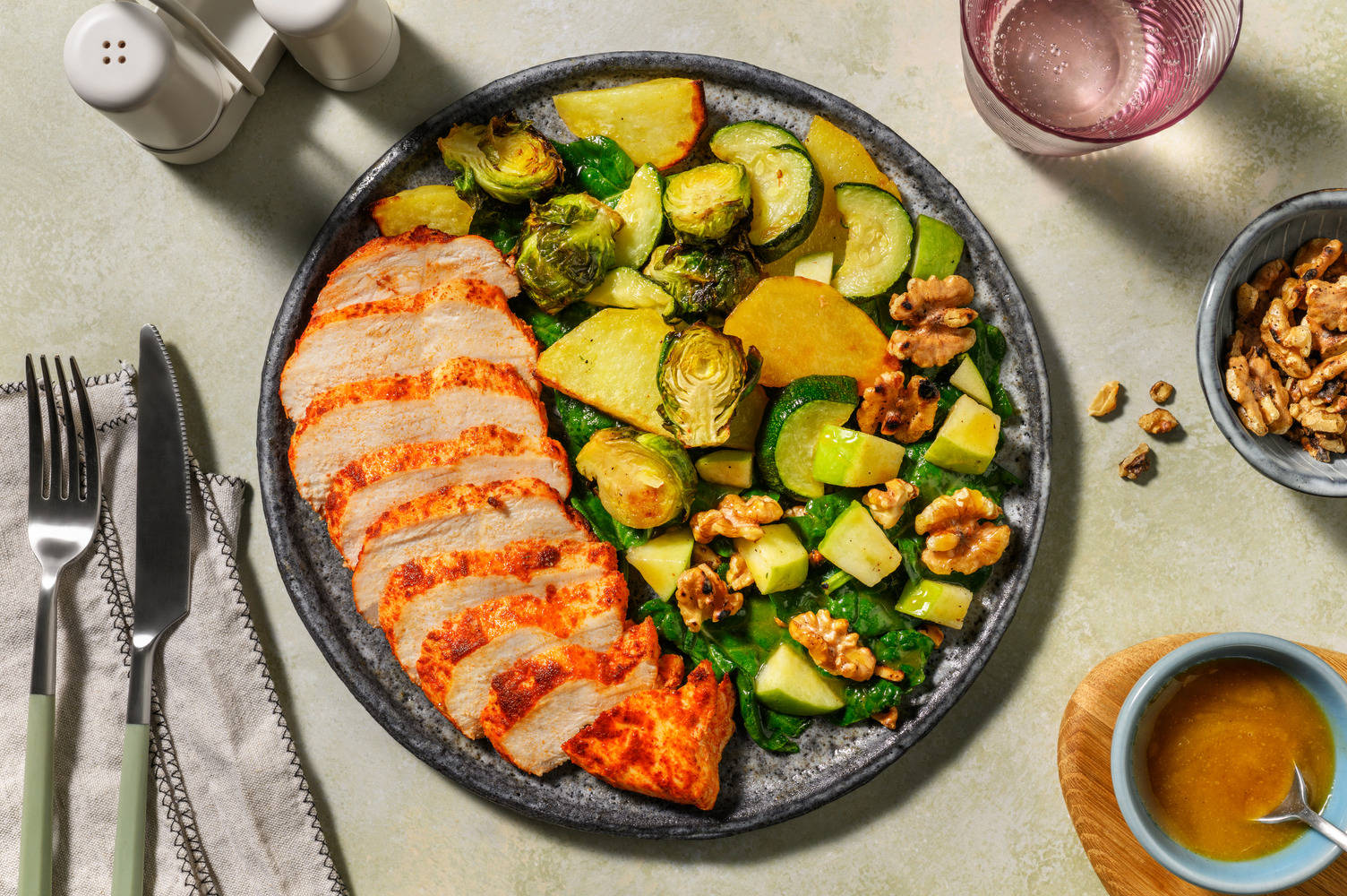 Piri Piri Bio-Hähnchen auf Rosenkohl-Apfel-Salat