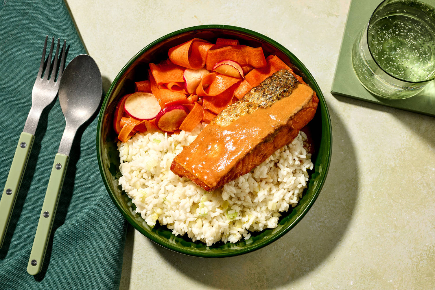 Doppeltes Miso-Lachsfilet auf Sushi-Sesam-Reis