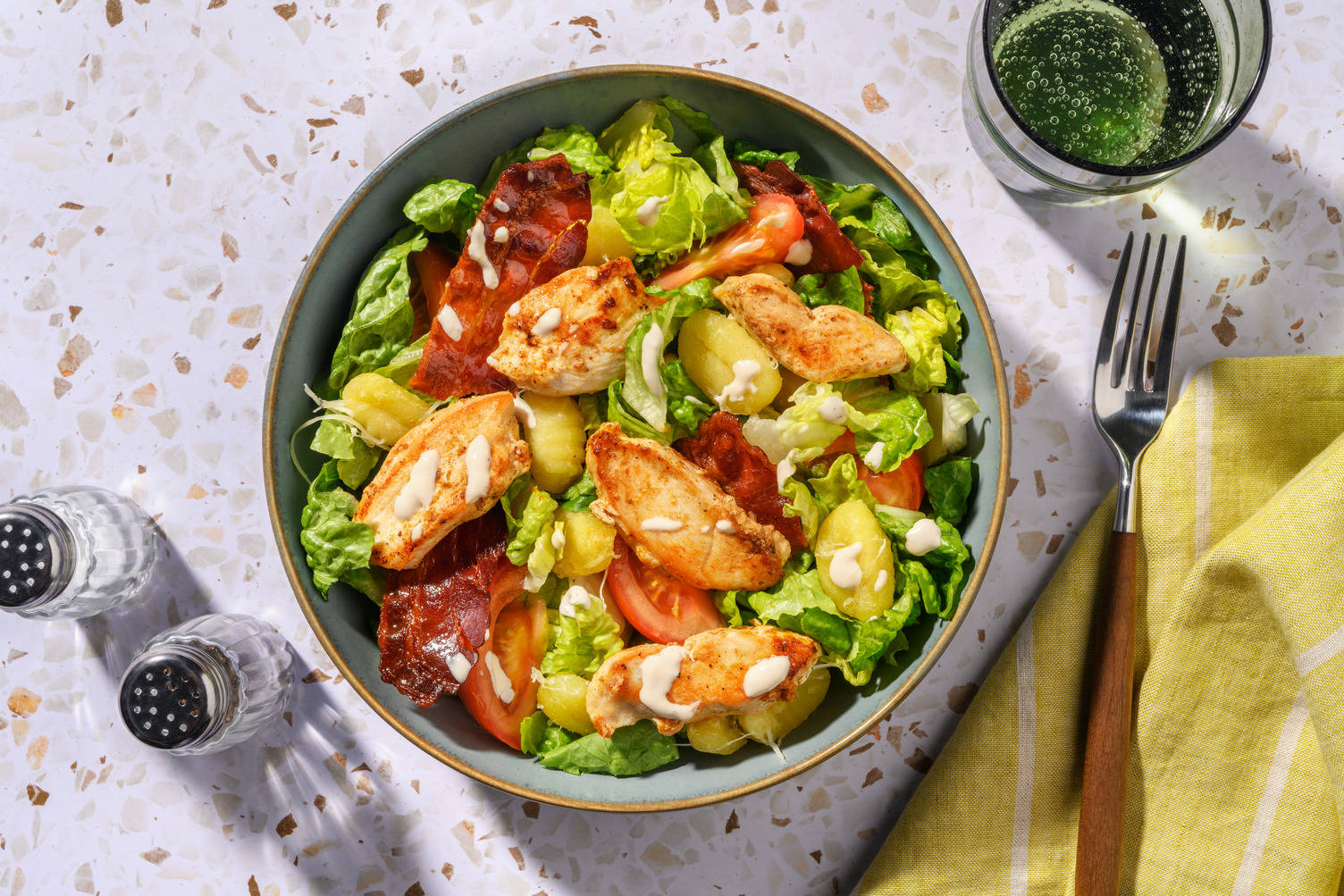 Crispy Gnocchi & Bacon Salad mit Hähnchen