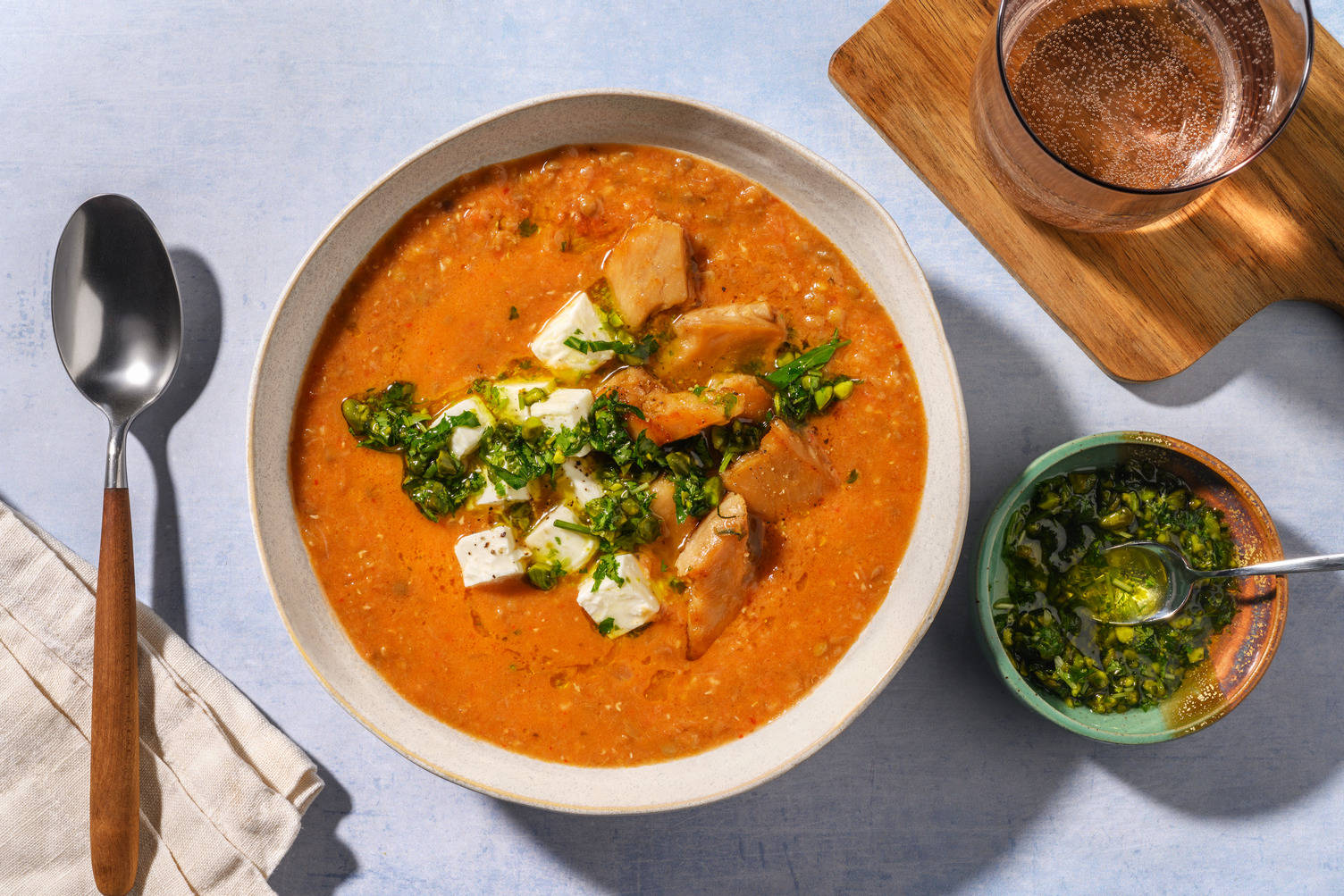 Scharfe Linsensuppe mit Feta & veganen Filets