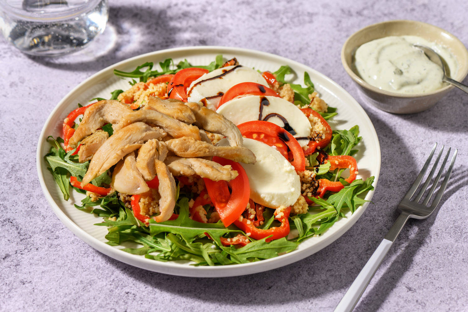 Couscous-Salat alla Caprese mit Hähnchen