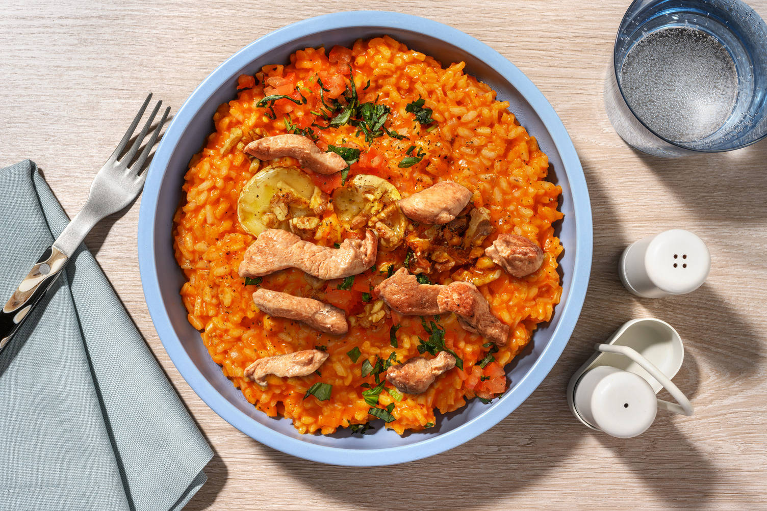 Ziegenkäse und Hähnchen auf Paprika-Risotto