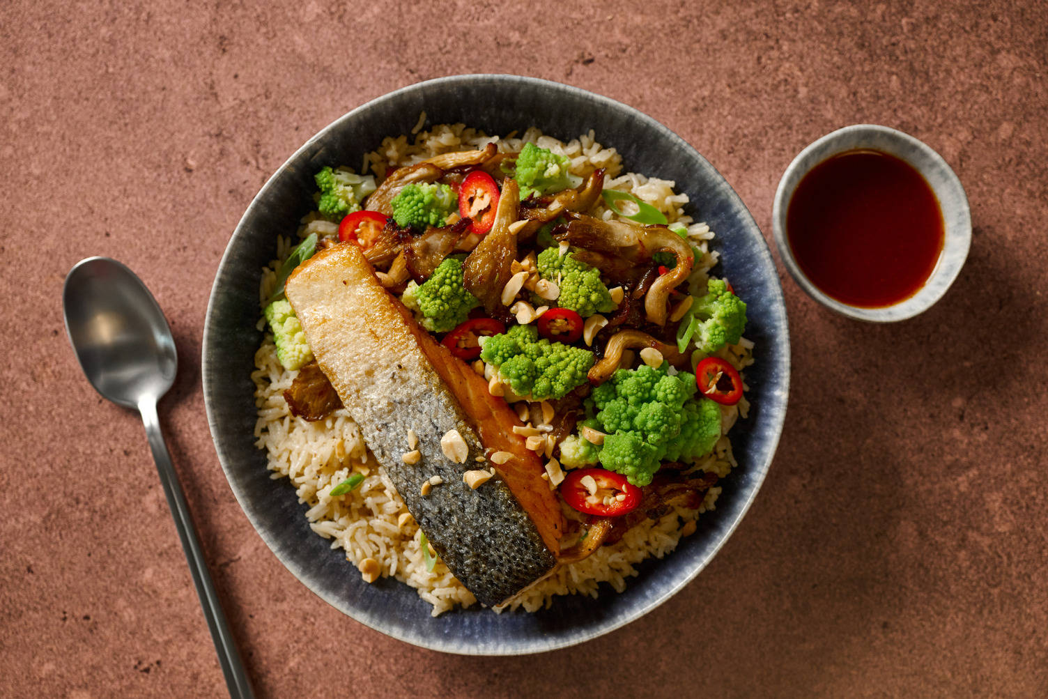 Sesam-Reis mit Romanesco, Austernpilzen & Lachs