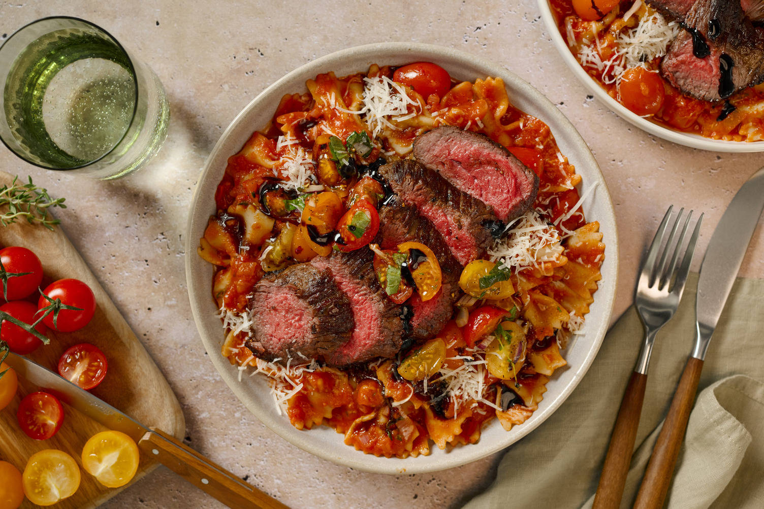 Farfalle Bruschetta Art mit Weiderindersteak