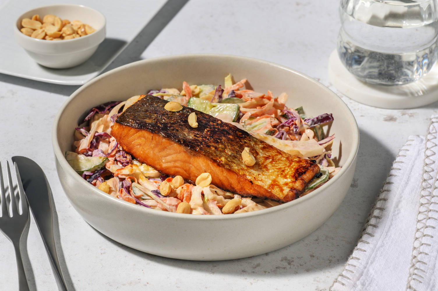 Asia-Salat mit knackigem Gemüse und Lachs