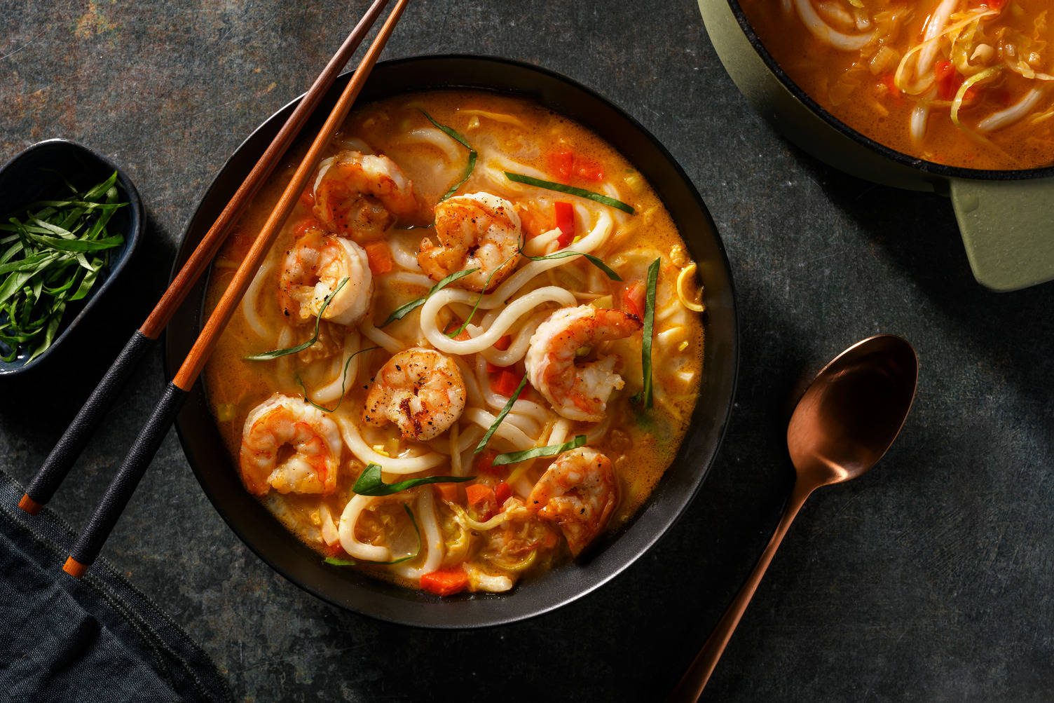 Noedelsoep met gamba's en Thais basilicum