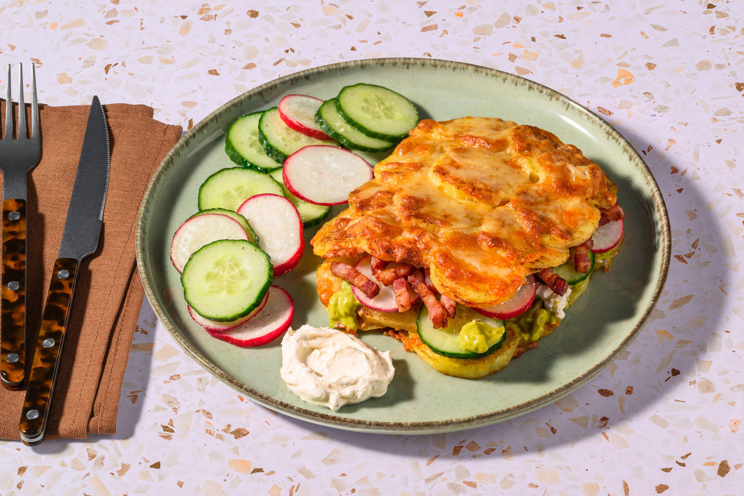 Käsiges Kartoffel-Sandwich mit Bacon