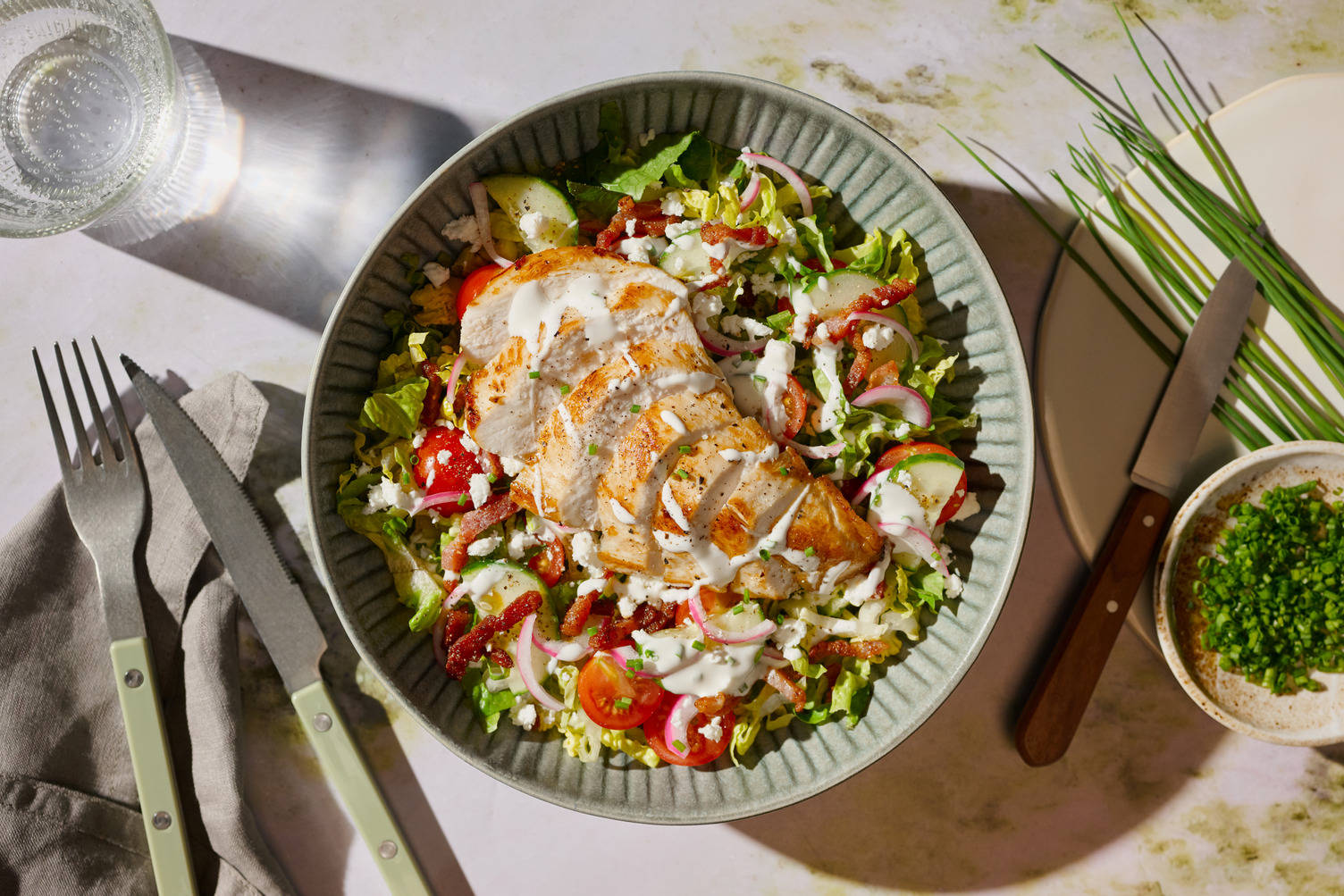 BLT-Salat mit Ranch Dressing und Bio-Hähnchen