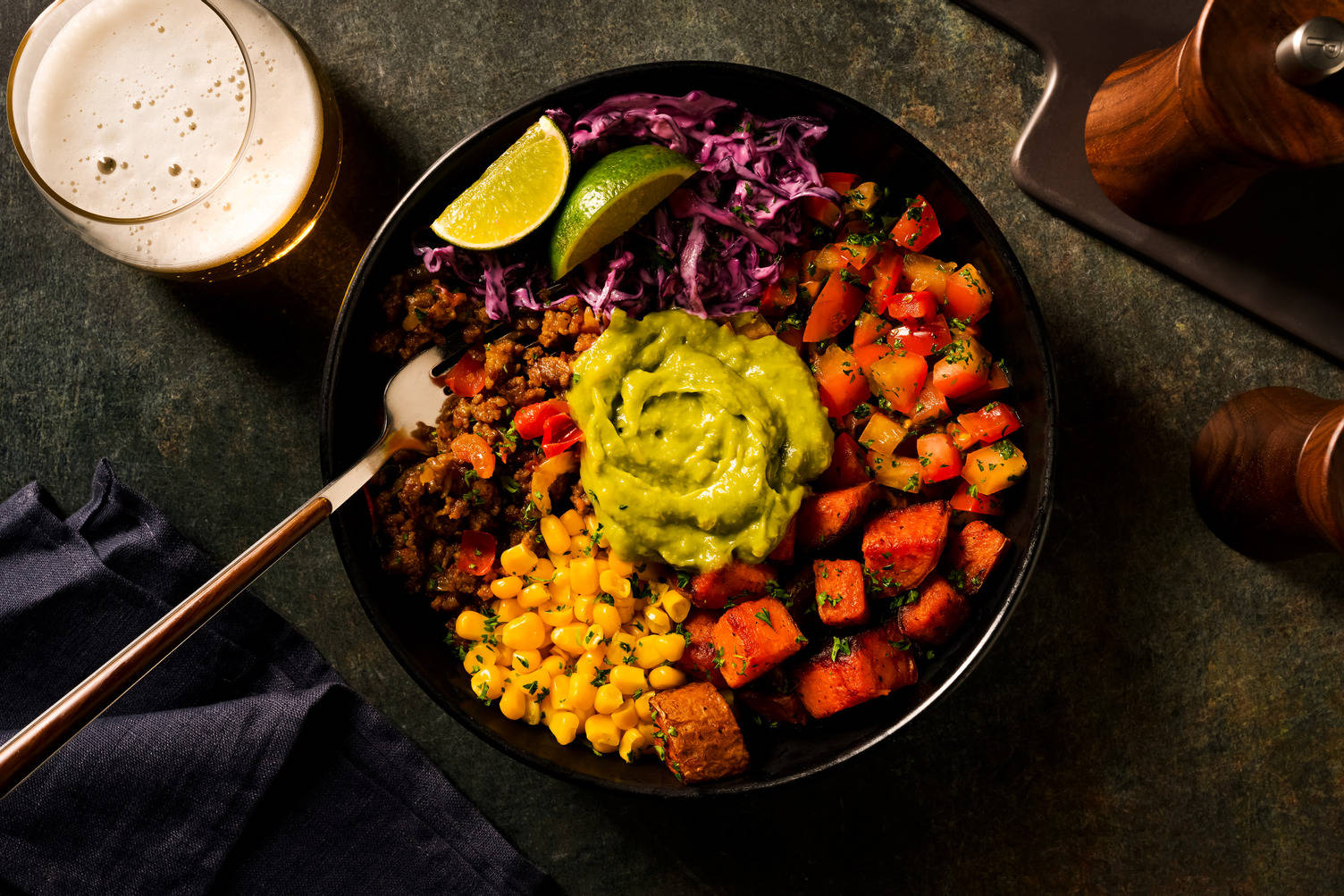 Tex-mex bowl met rundergehakt, guacamole, salsa en kaas