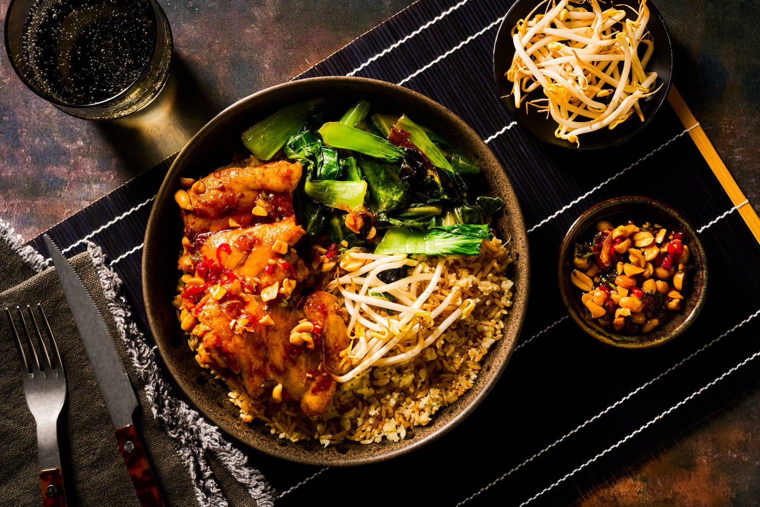 Sticky chicken met pikante honingpinda's