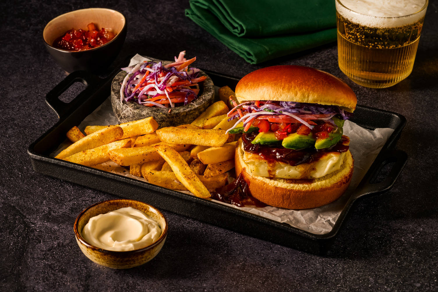 BBQ-halloumiburger met pikante ananassaus