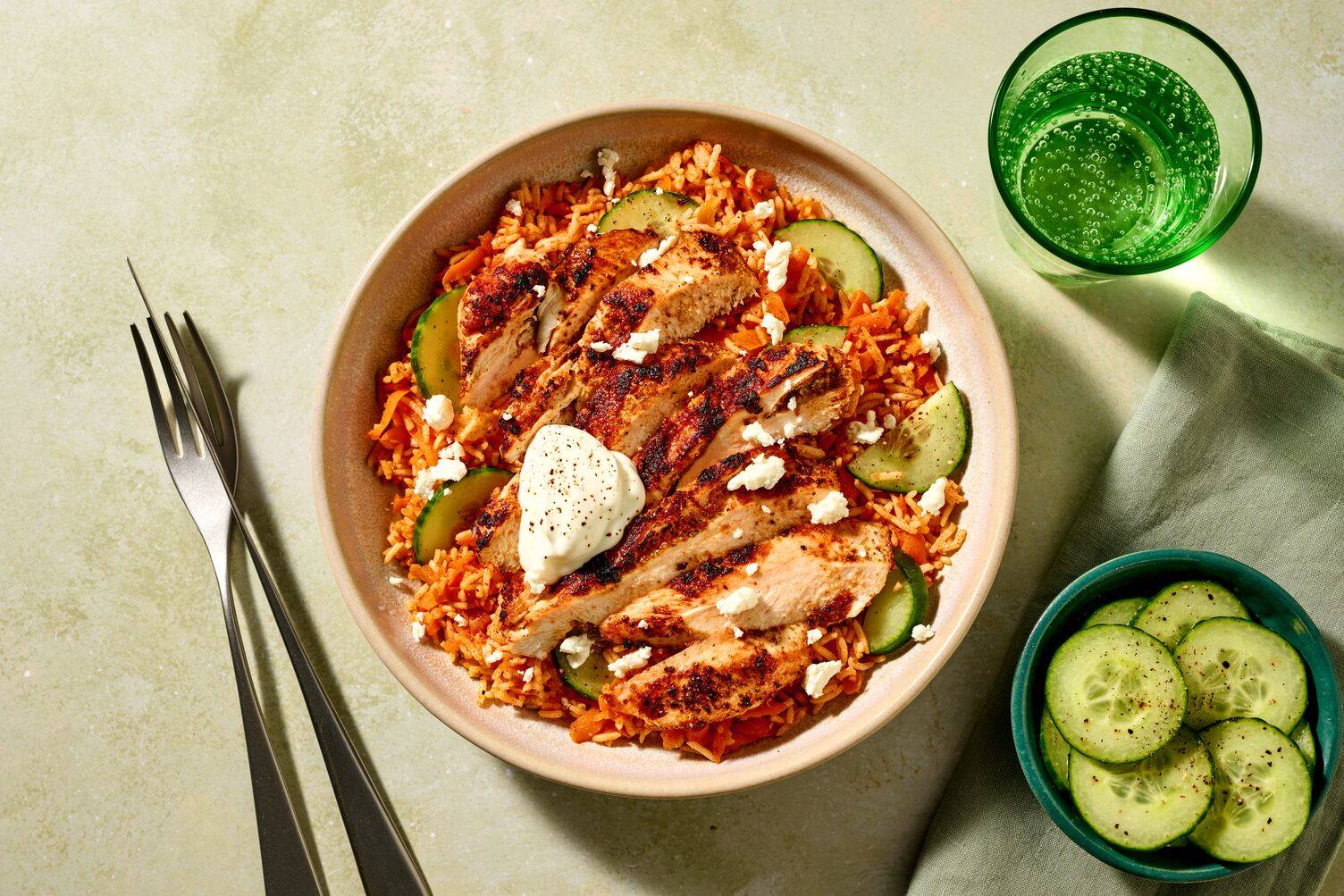 Doppelt Mediterranes Hähnchen mit Feta-Dip