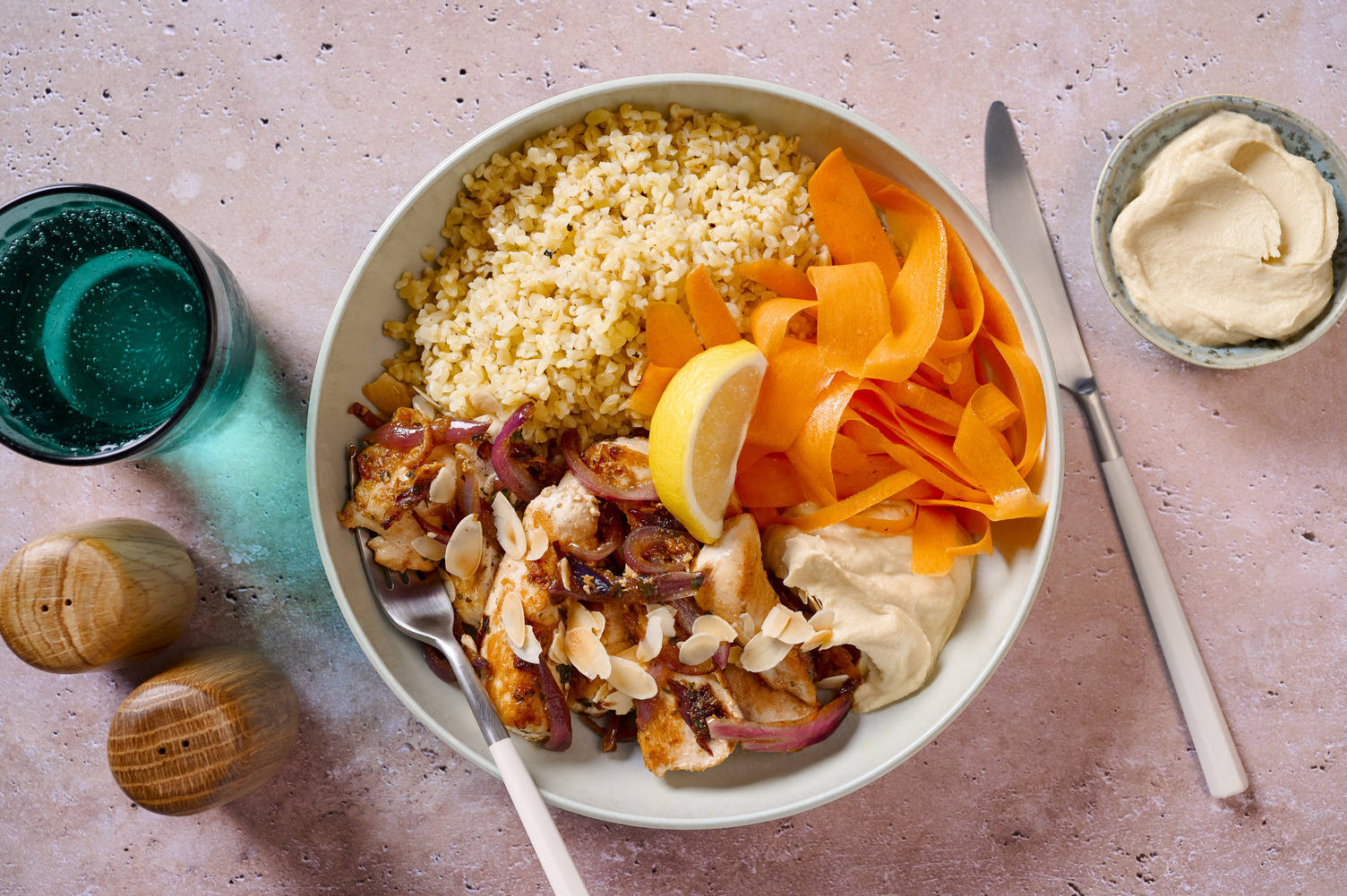 Vegane Filetstücken mit Bulgur und Hummus