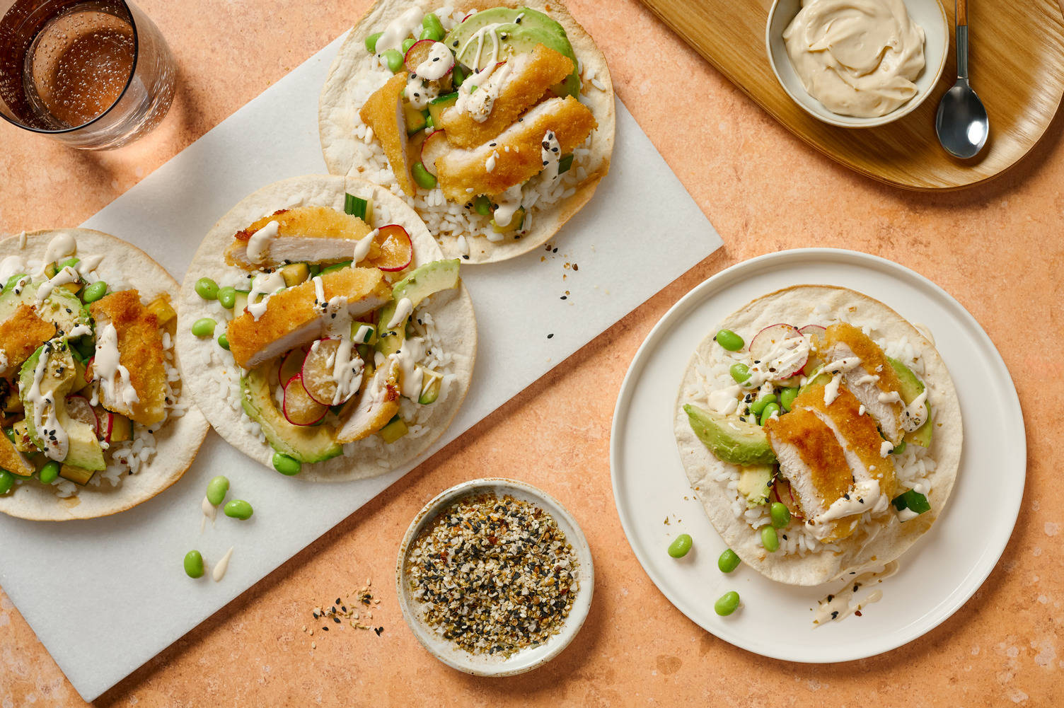 Crispy sushi-taco's met kip en avocado