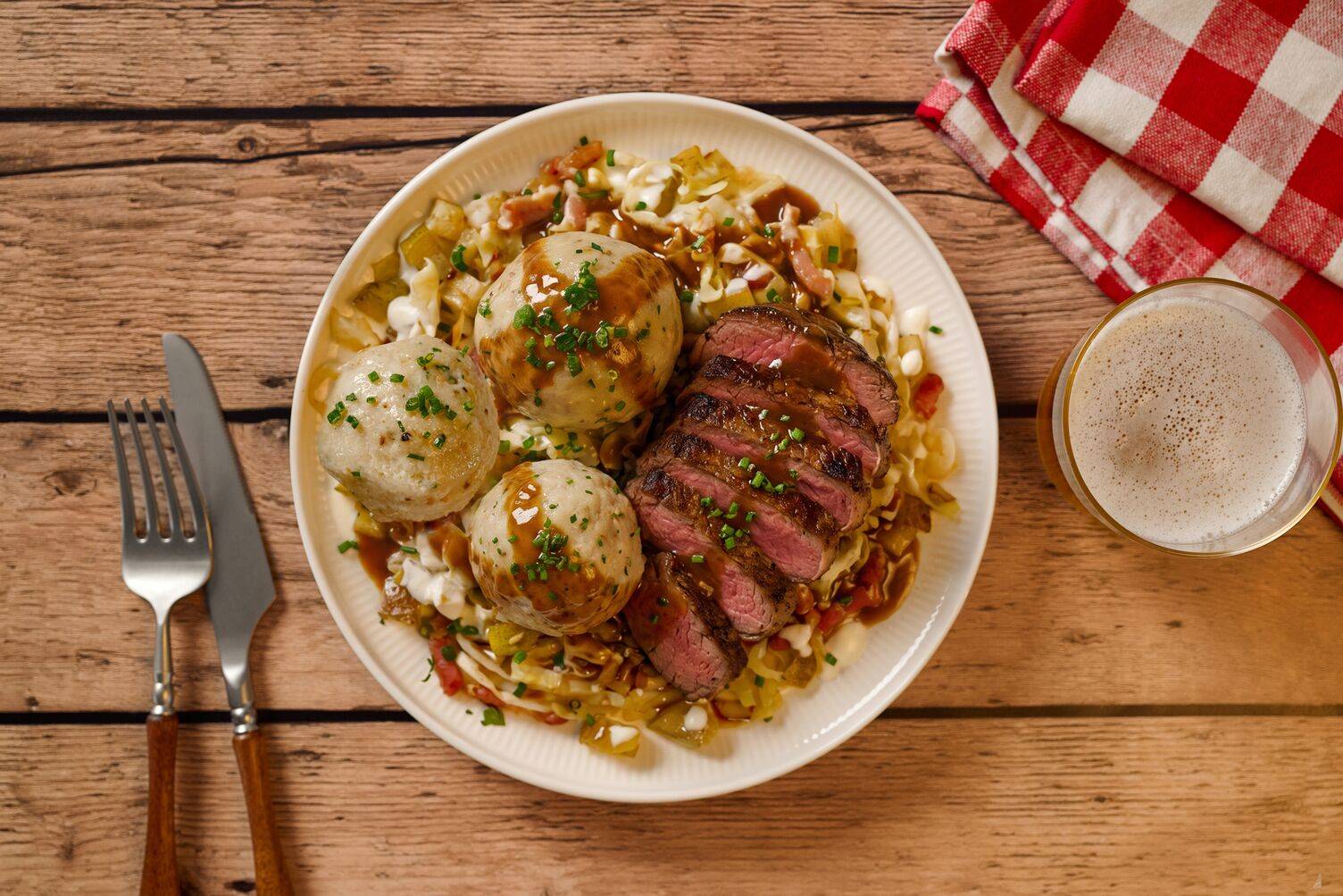Speckknödel auf Krautsalat mit Bio-Roastbeef