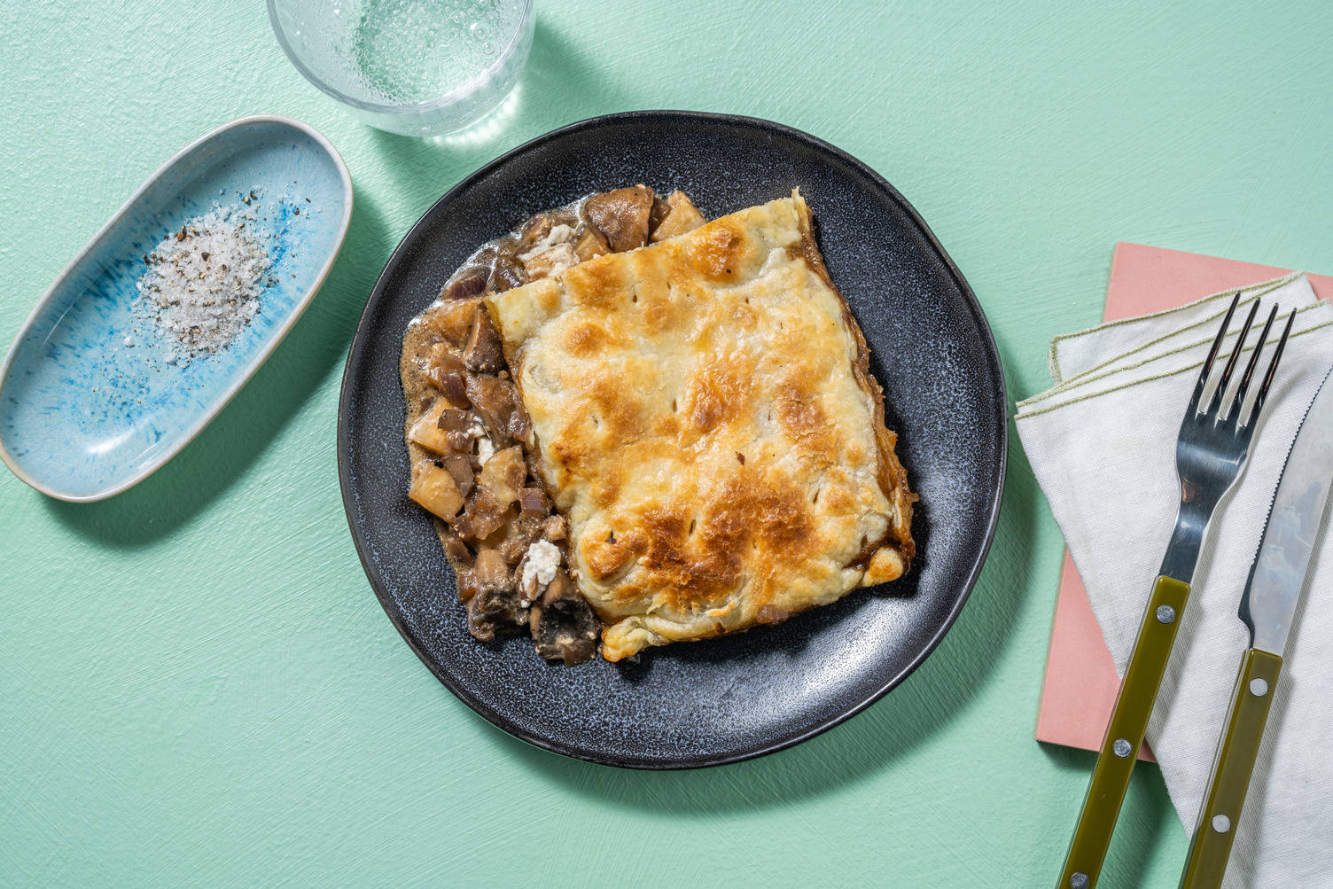 Pie met kastanjechampignons en geitenkaas