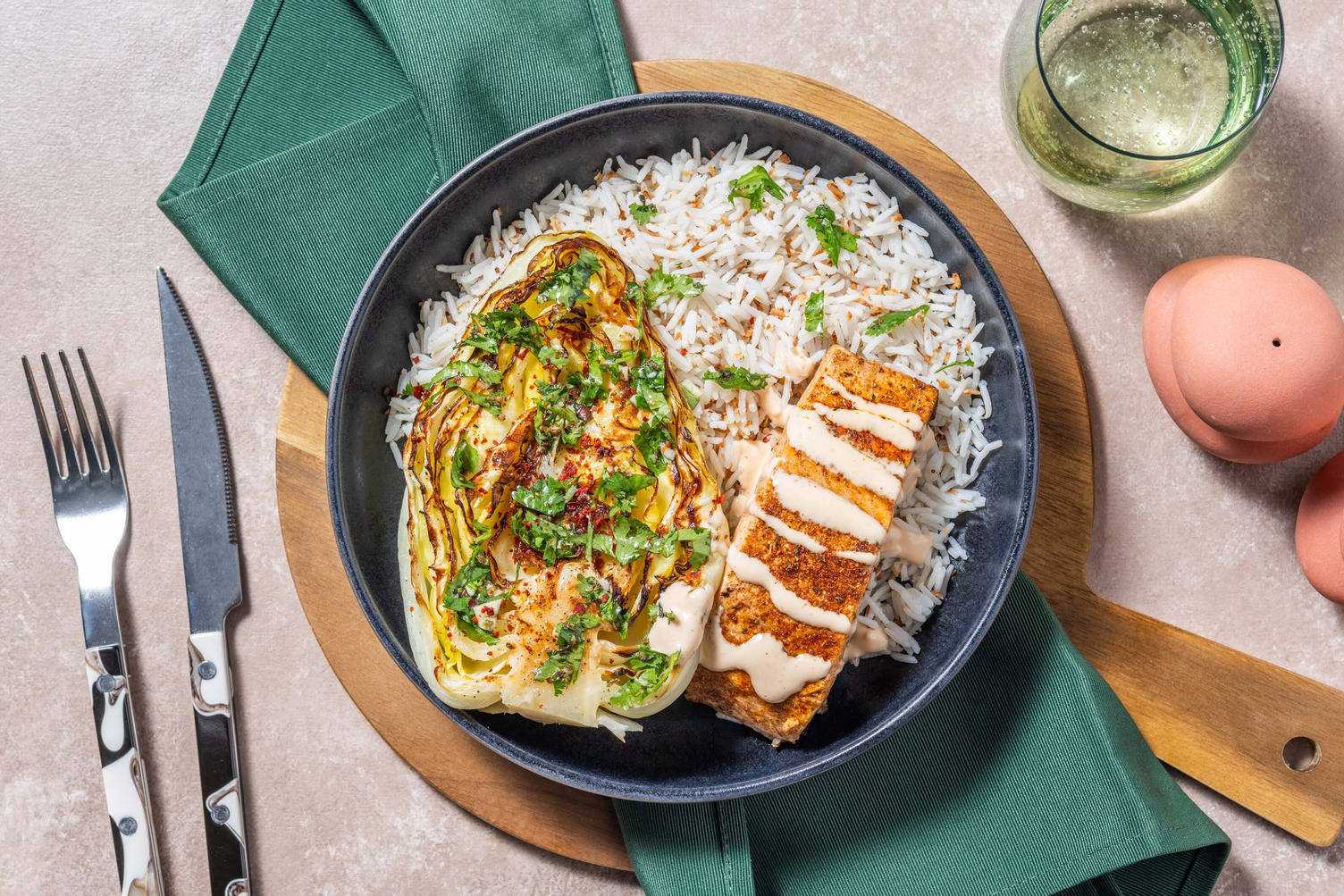 Cajunstekt öring och kokosris med räkor
