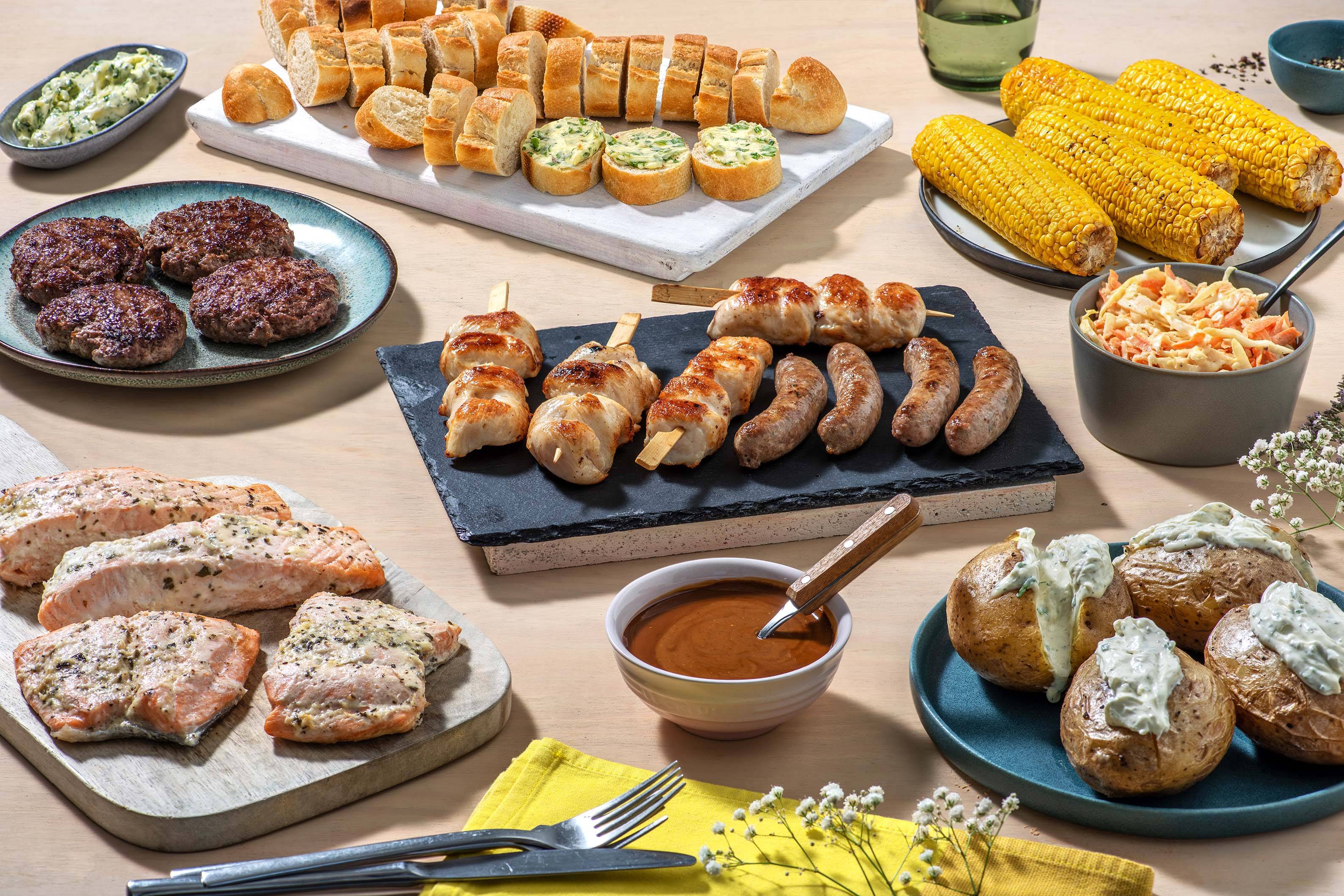 BBQ box met zalmpakketje, kipsaté, worst en Duitse biefstuk