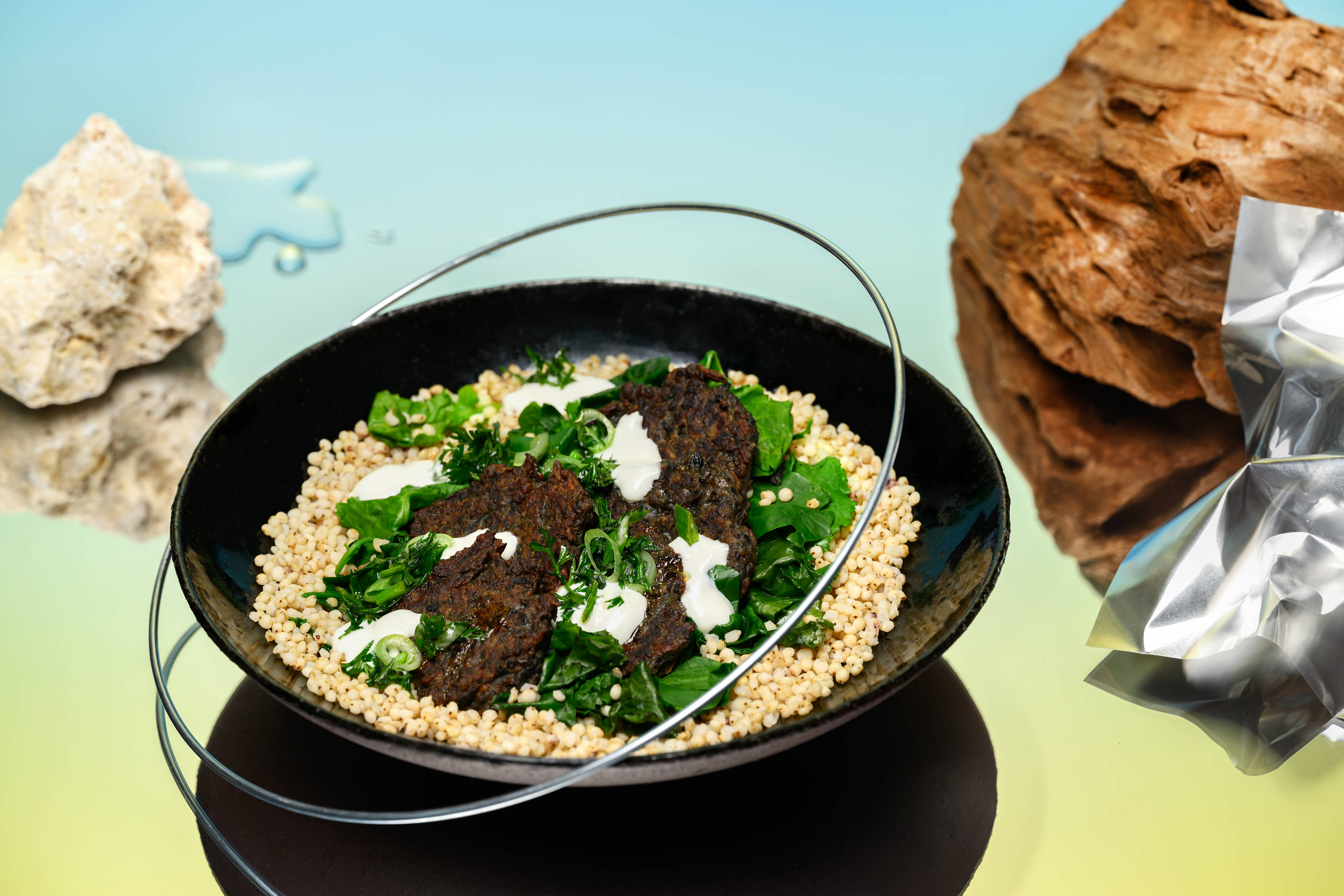 Afvalvrije paddenstoelen-‘gehaktbal’ met sorghum en salsa in een bowl