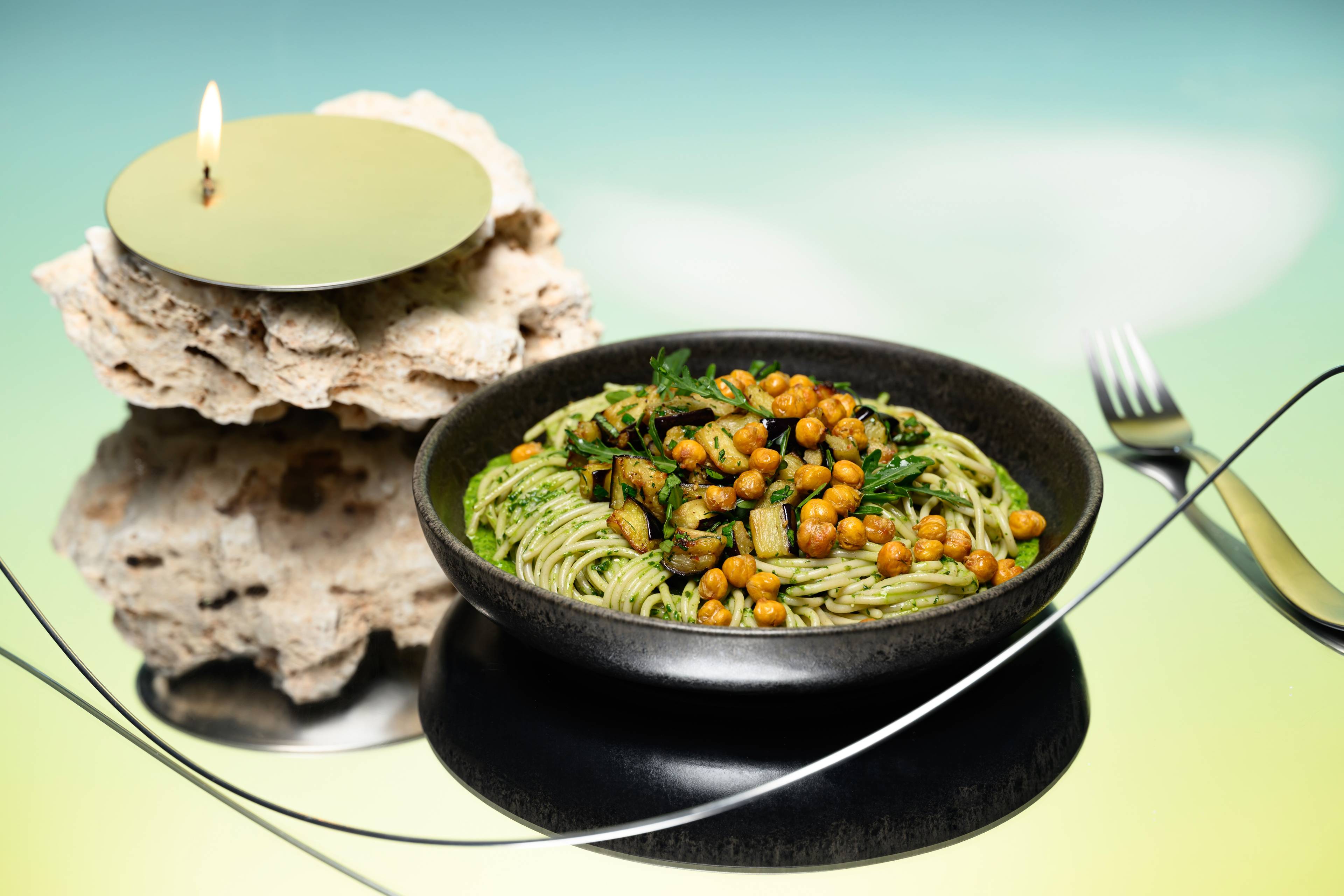 Wortelloof ‘spinaziepesto’ pasta