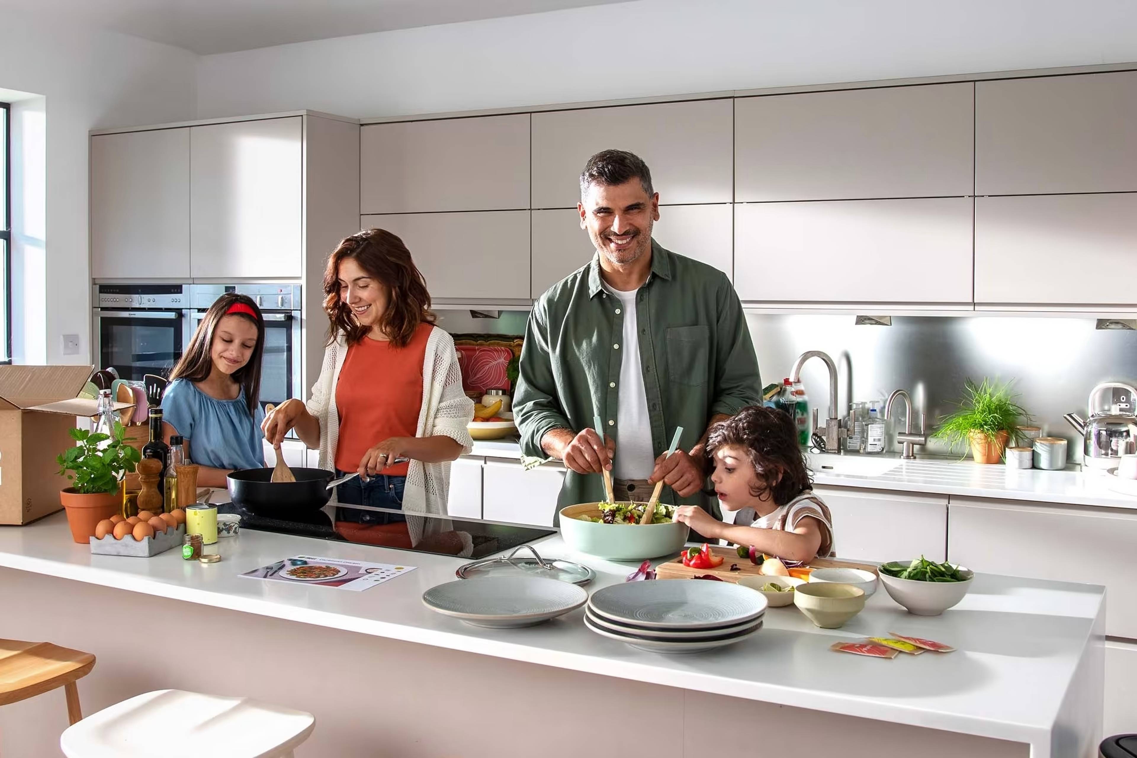 Lag raske og enkle middager i fellesskap med en matkasse fra HelloFresh