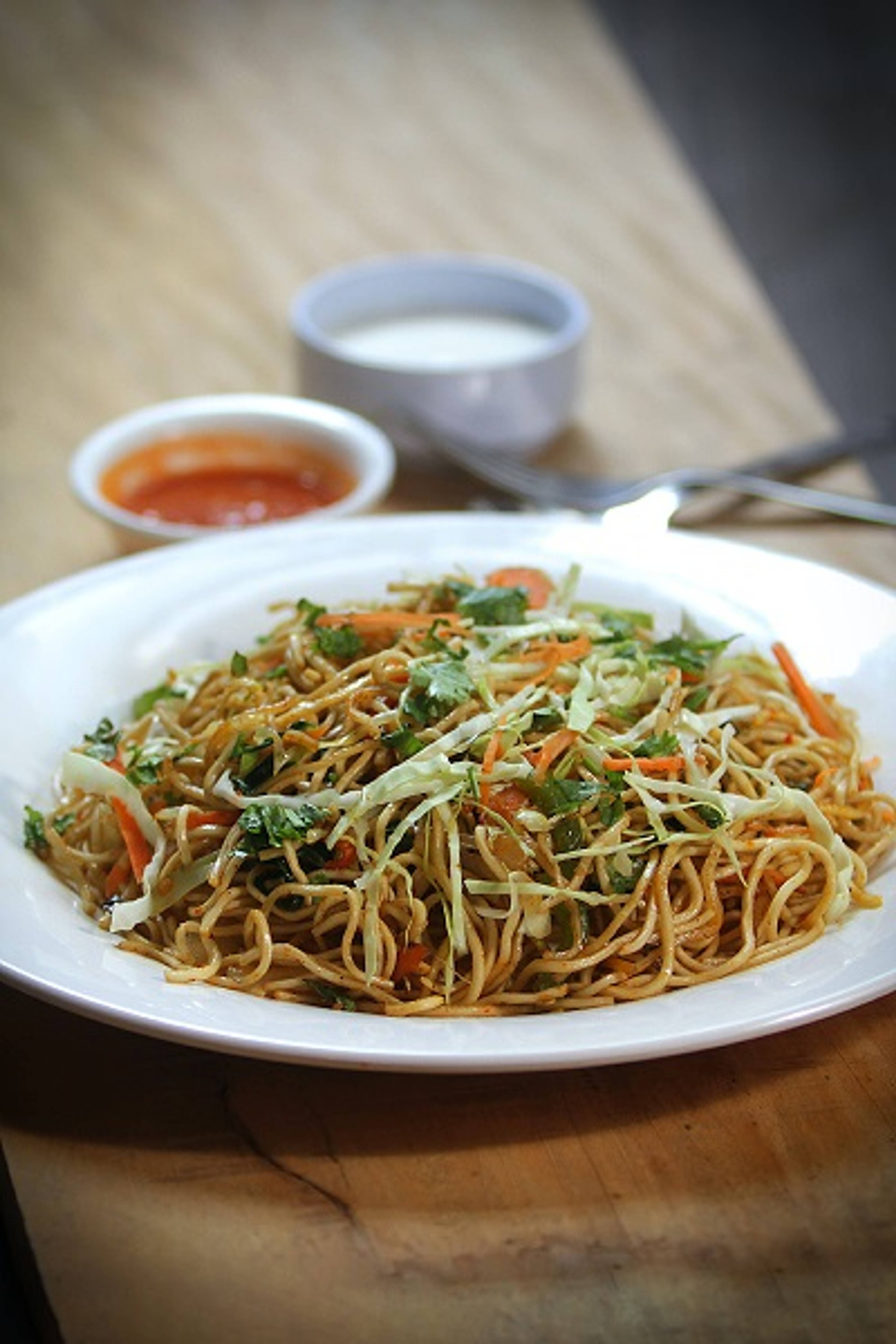 what is the difference between shrimp chow mein and shrimp lo mein