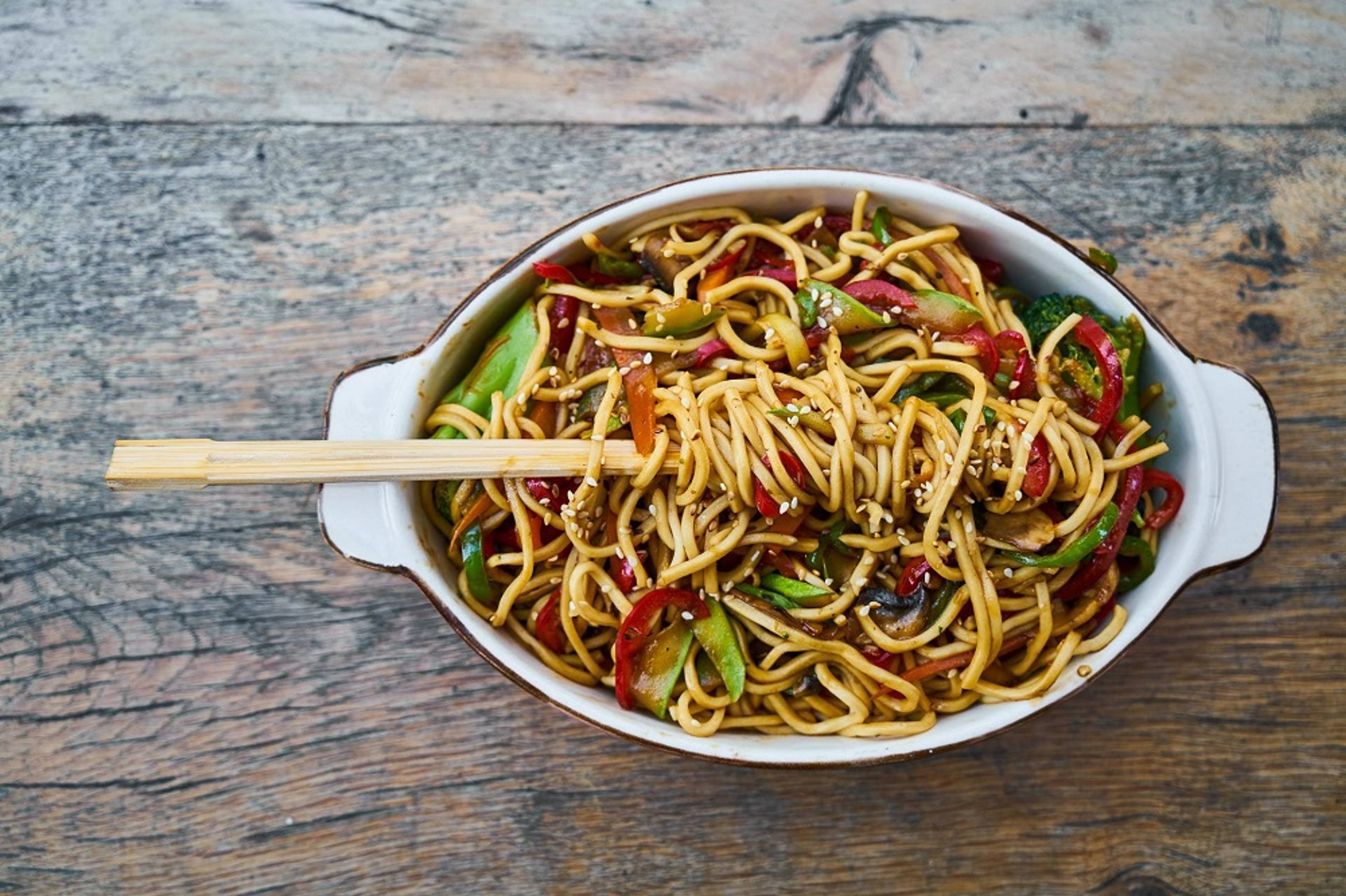 what is the difference between shrimp chow mein and shrimp lo mein