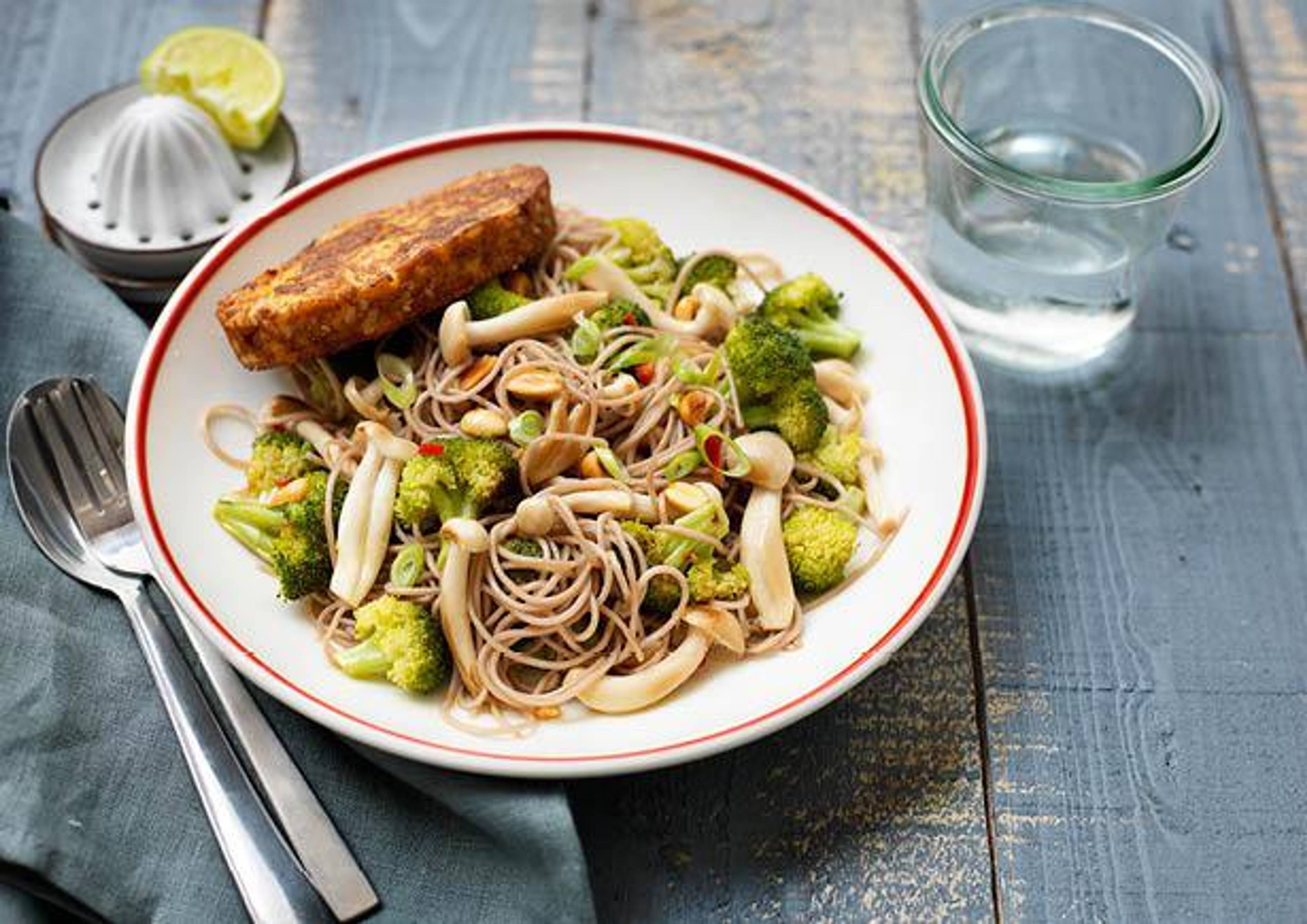 Boekweitnoedels met bundelzwam, broccoli en pinda's