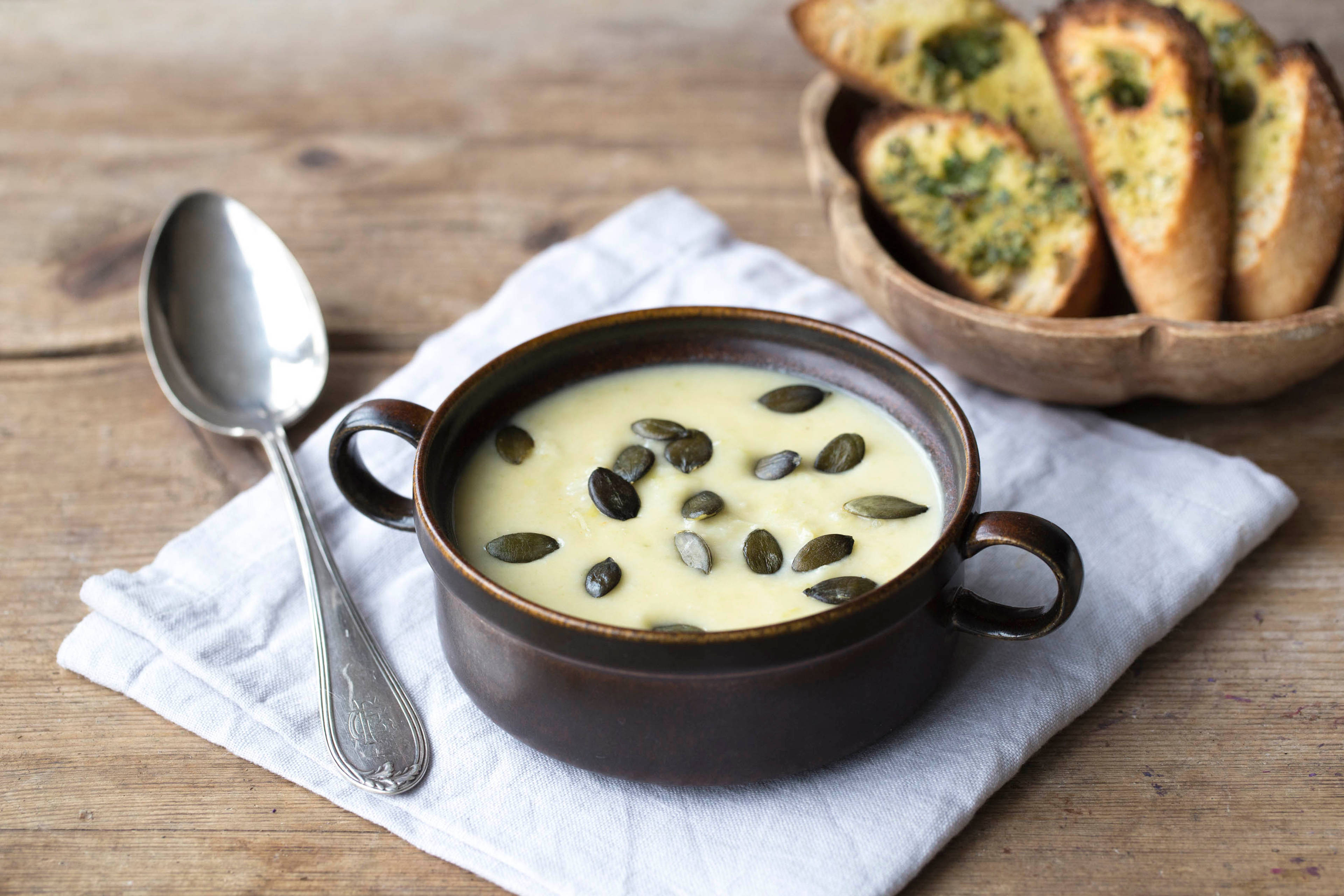 Cremige Petersilienwurzel-Porree-Suppe