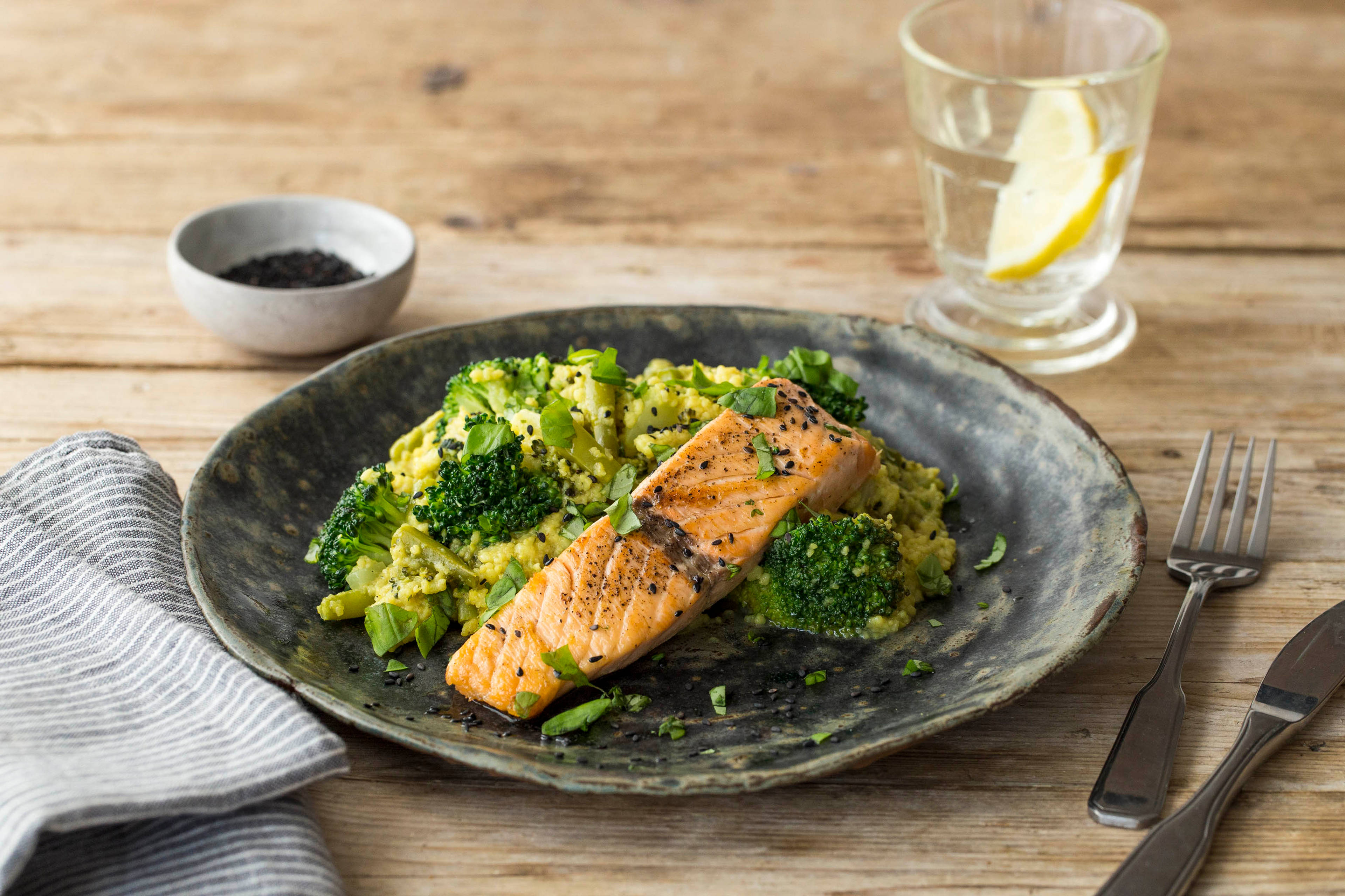 Zalmfilet met frisse couscous, zwart sesamzaad en verse basilicum