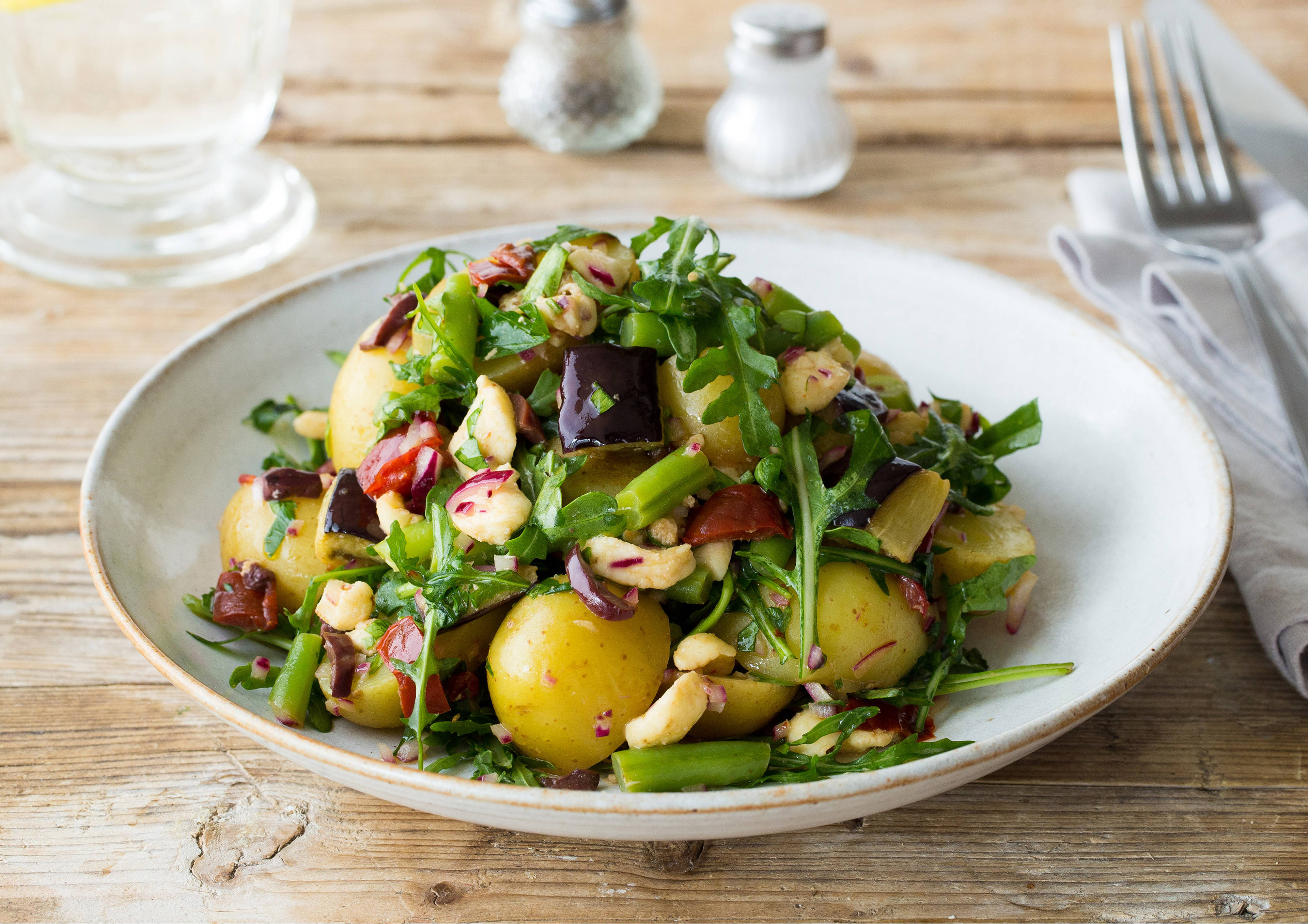 Bunter, mediterraner Kartoffelsalat