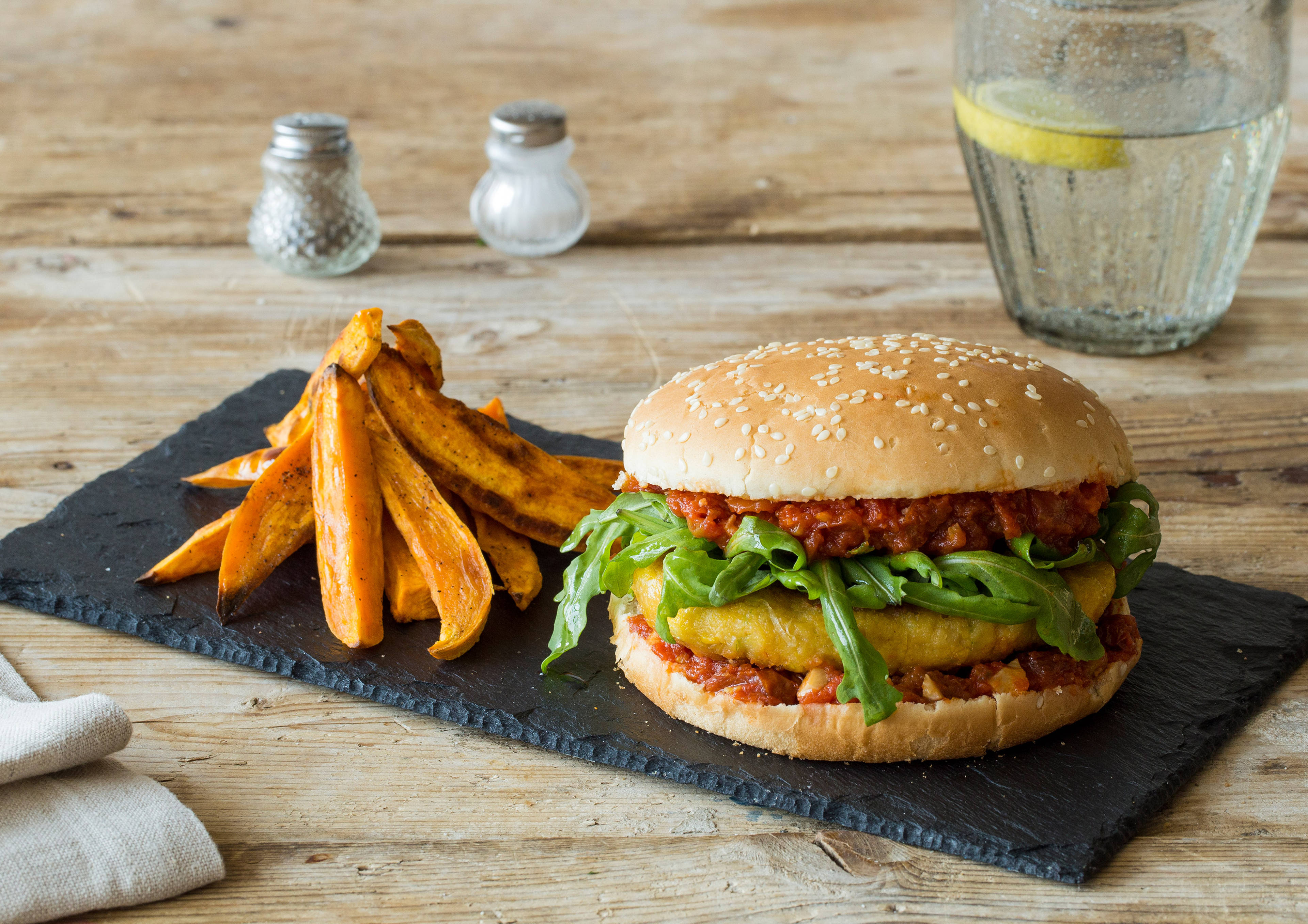 Vegetarische Burger mit selbstgemachter Tomatensoße