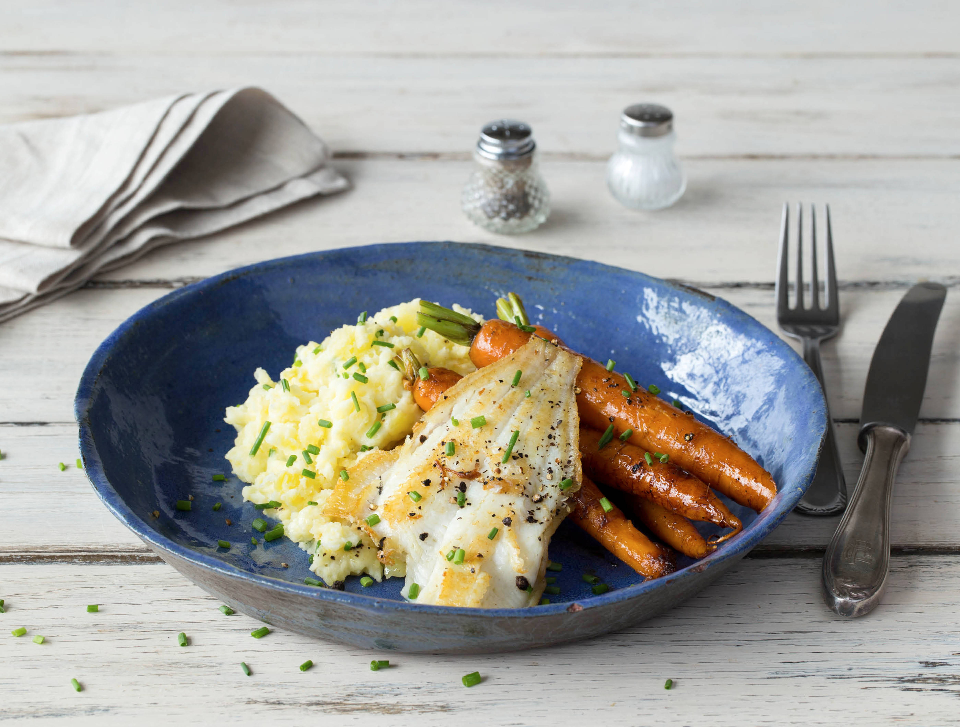 Gebakken scholfilet met geglaceerde bospeen en aardappelpuree