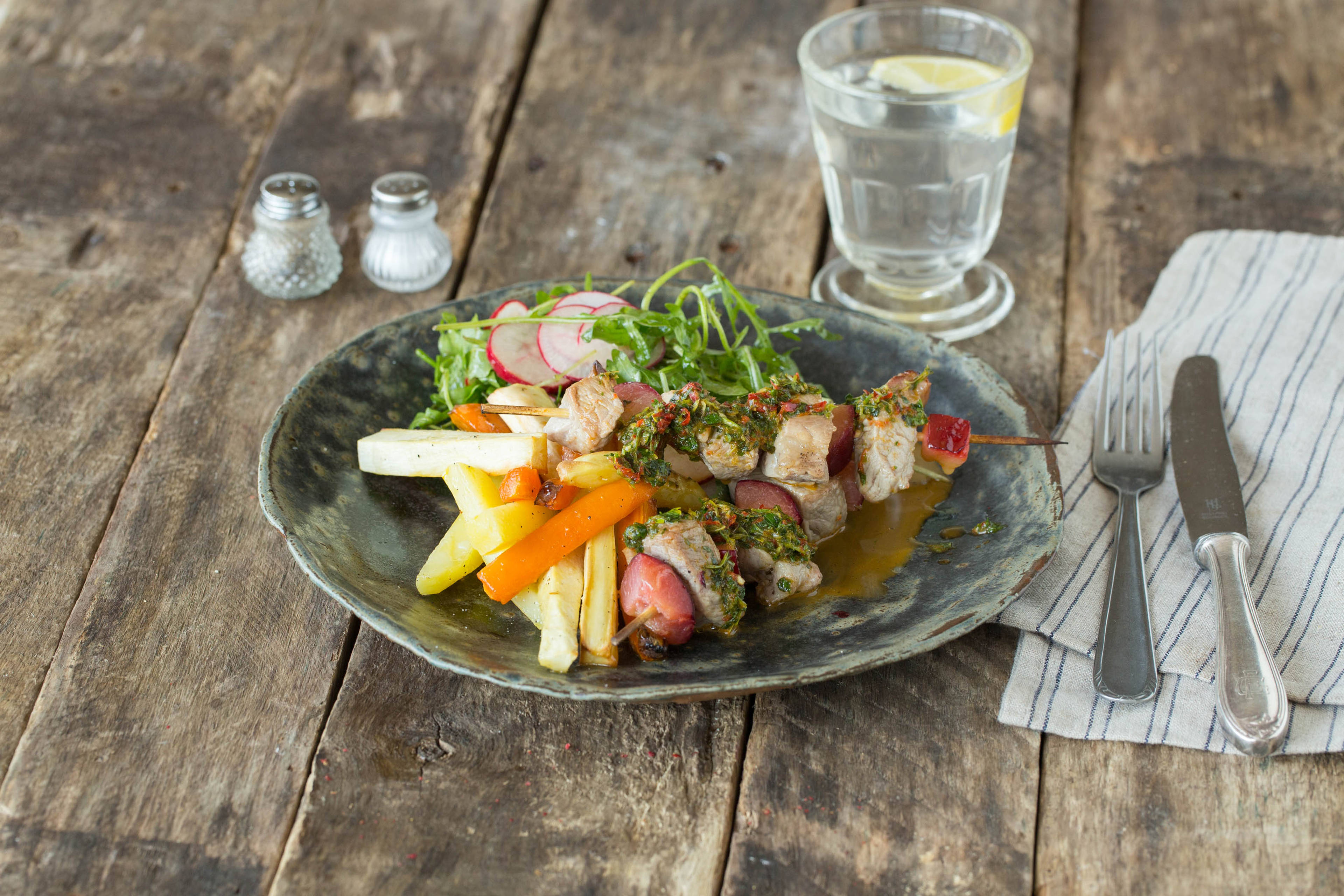 Marinierte Pflaumen-Schweinenacken-Spieße mit Gemüse-Pommes,