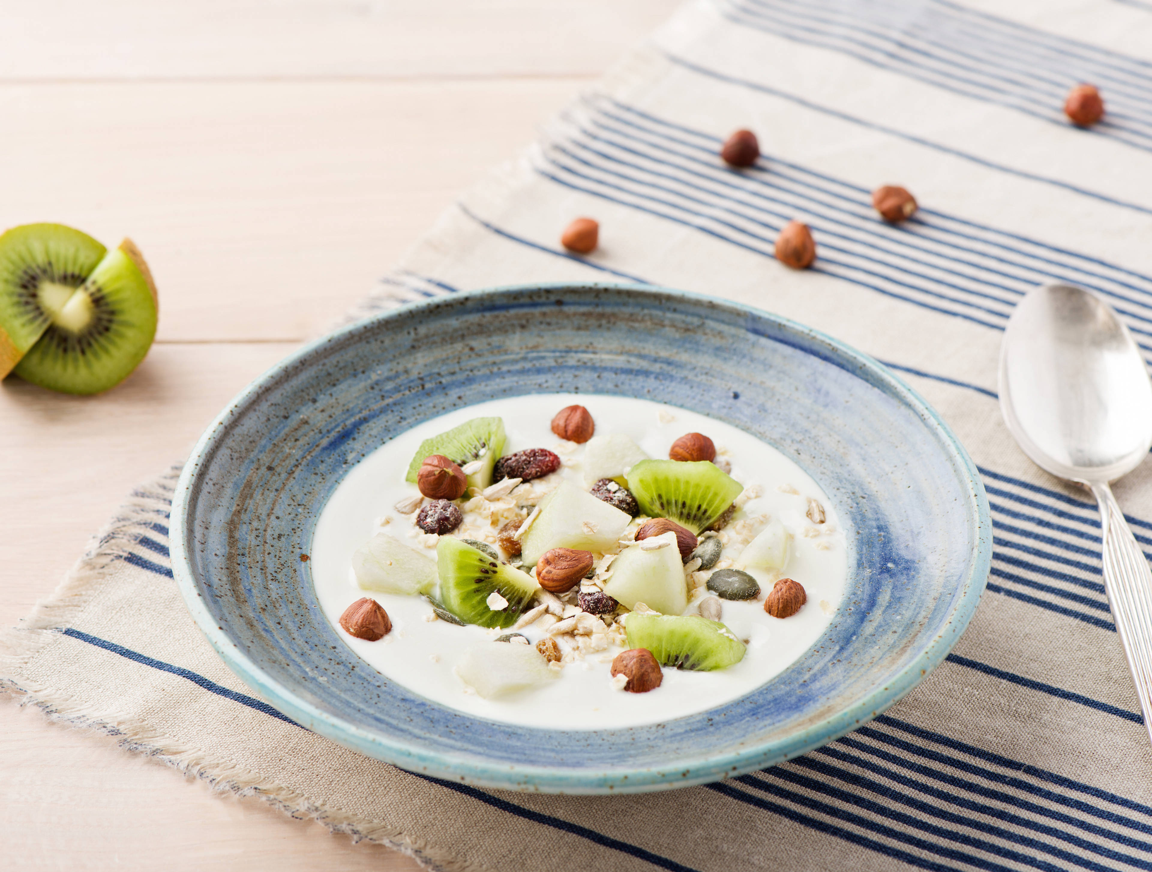Halfvolle yoghurt met kiwi, peer en muesli