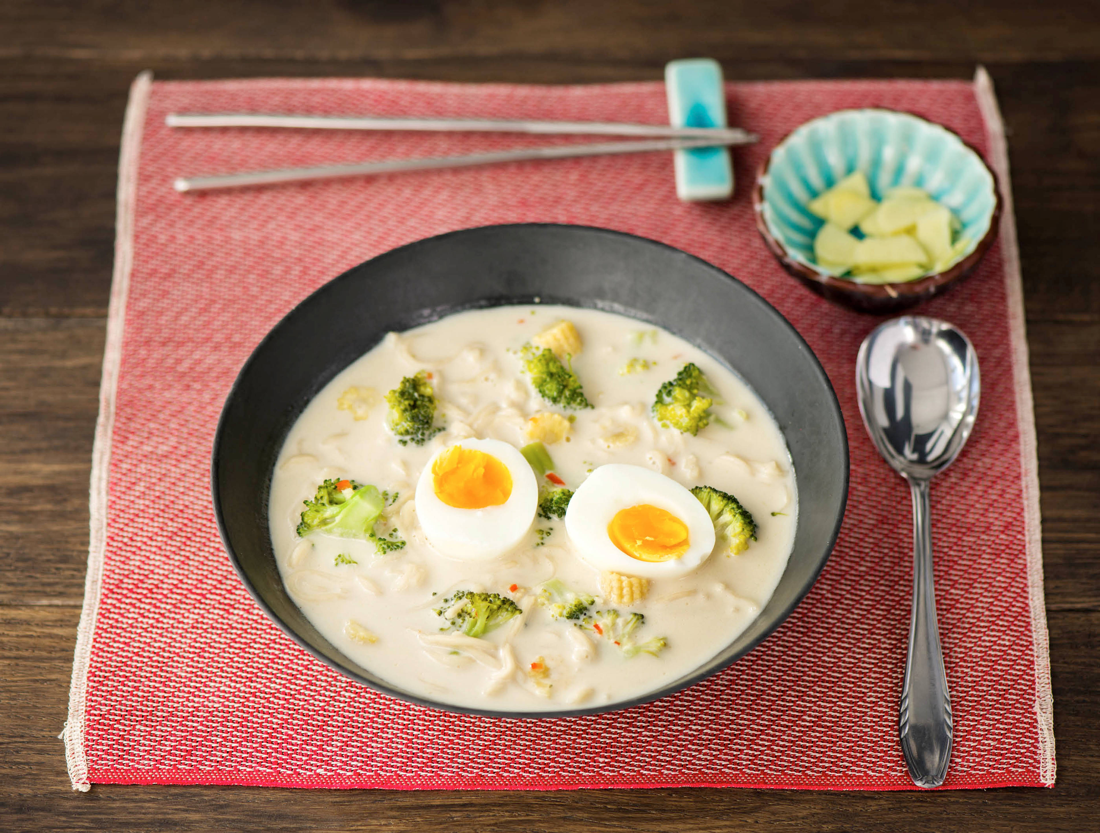 Oosterse kokossoep met broccoli, minimaïs en noedels