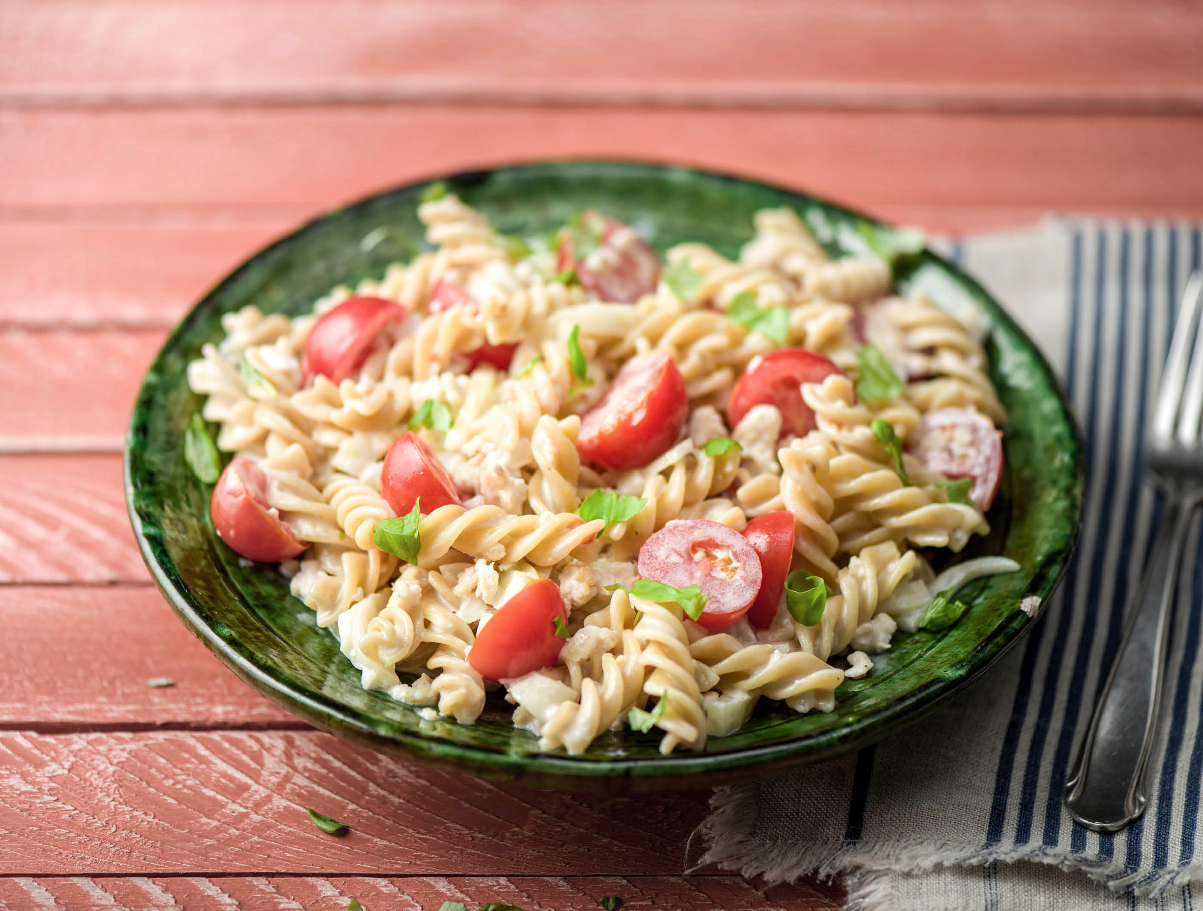 Pasta met kipgehakt en verse basilicum