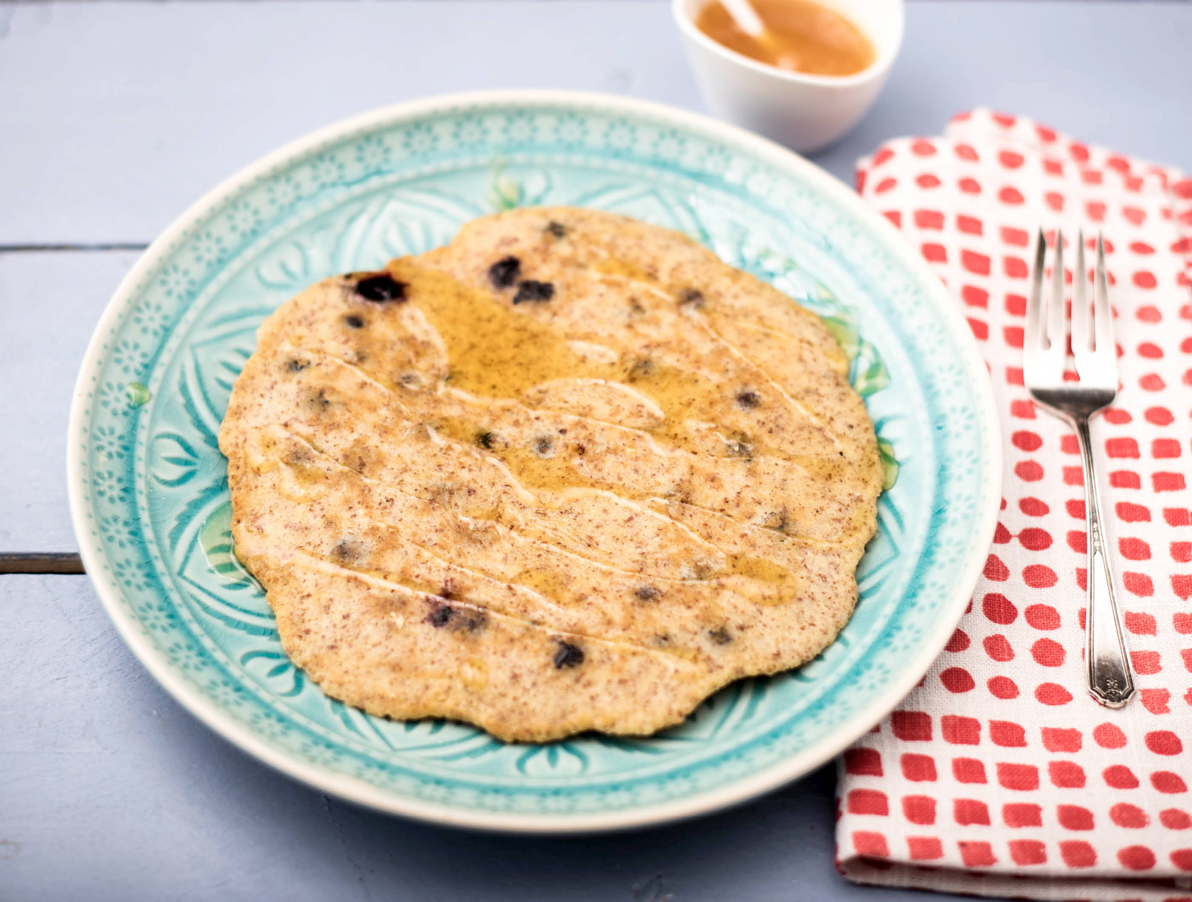 Amandelpannenkoeken met blauwe bessen en honing