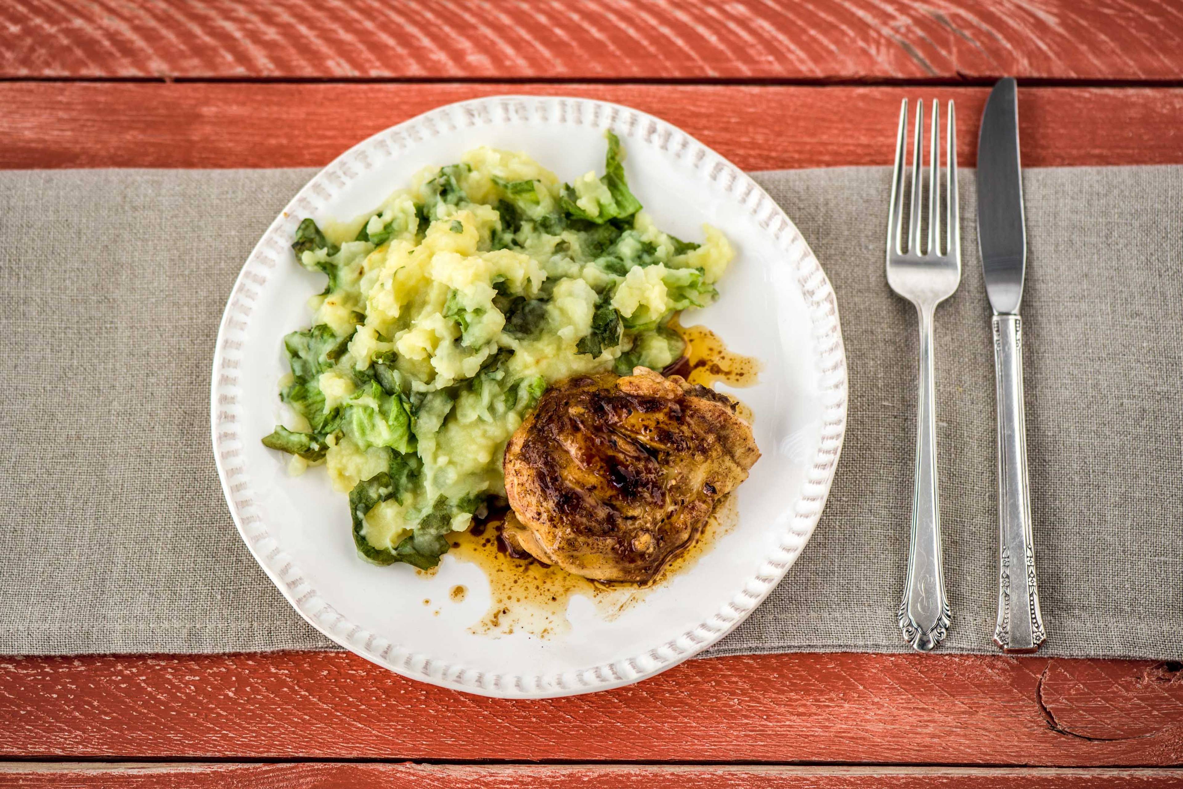 Stamppotje van koolraap en andijvie met zoete kippendij