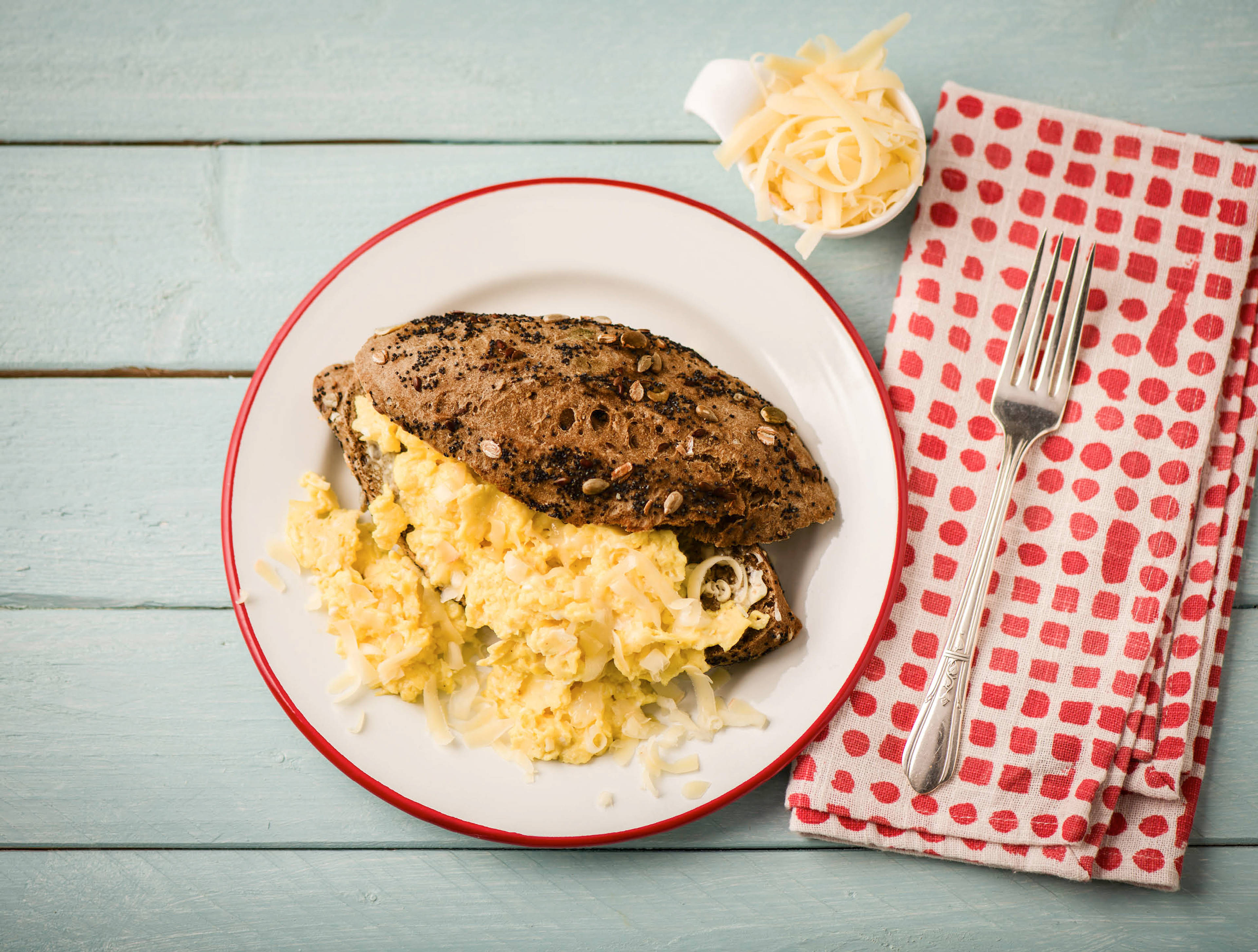 Meerzaden-pittenbaguette met oude kaas en roerei