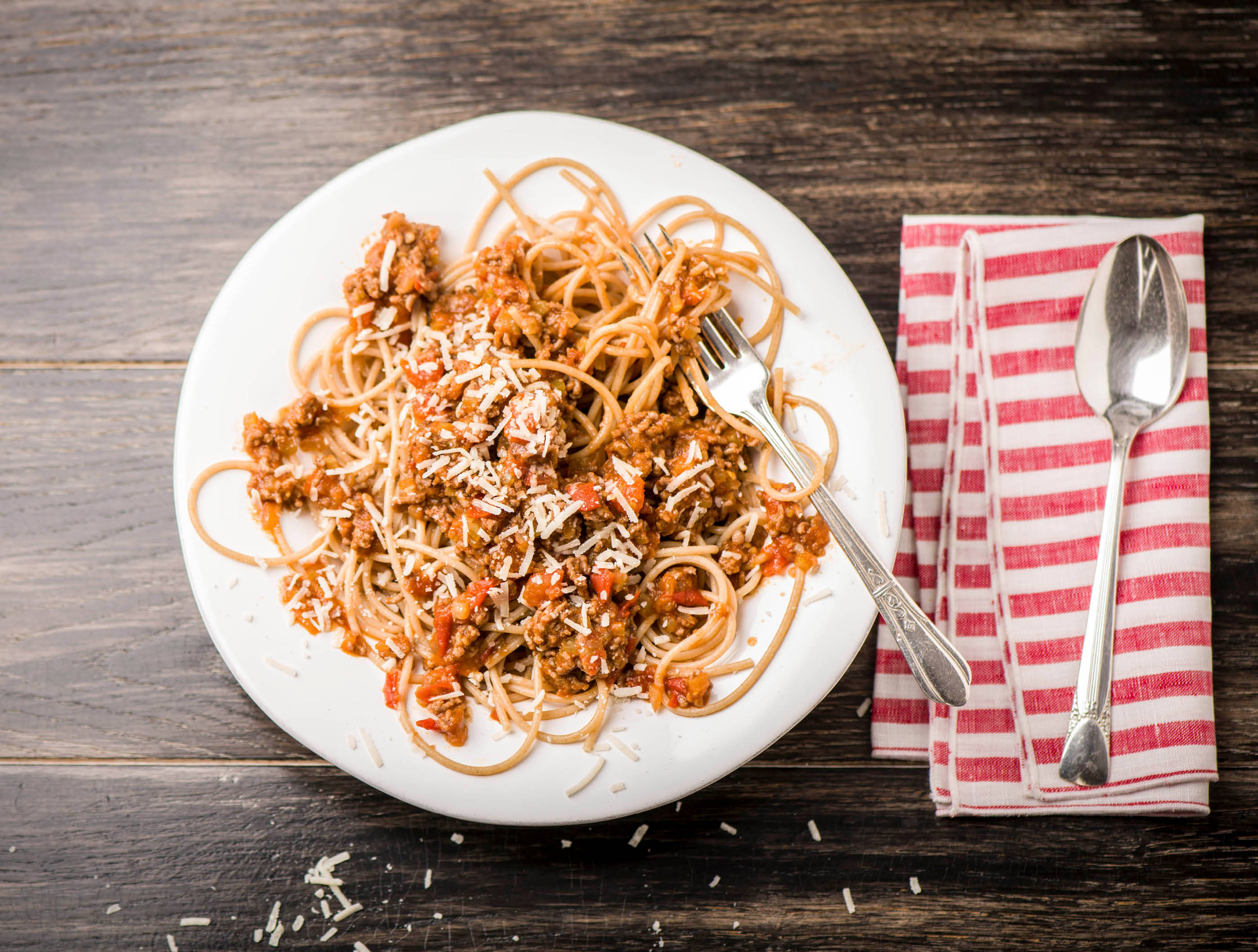 Klassieke spaghetti bolognese met gehakt en kaas
