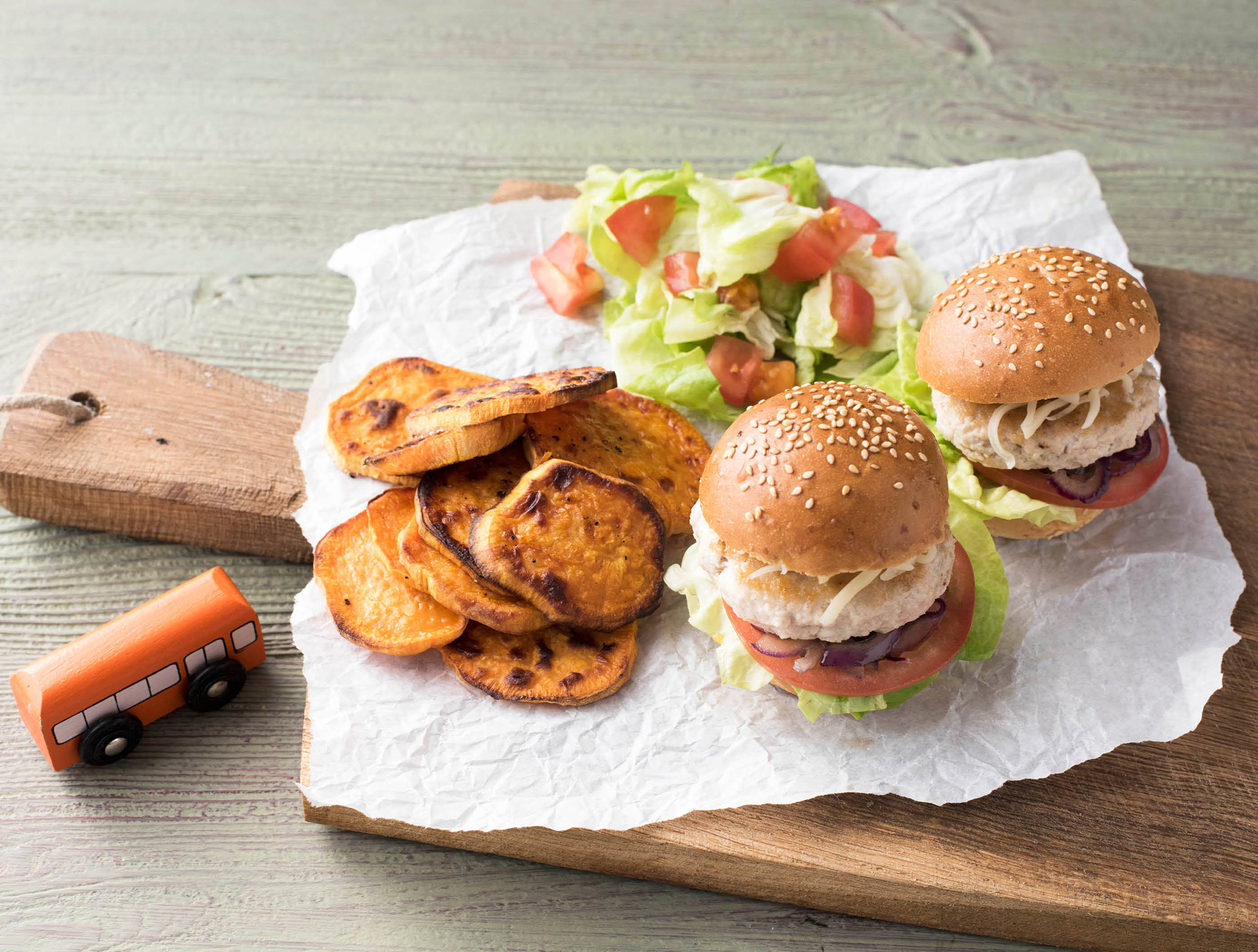 Kip-cheeseburgers met rode ui en geroosterde bataat