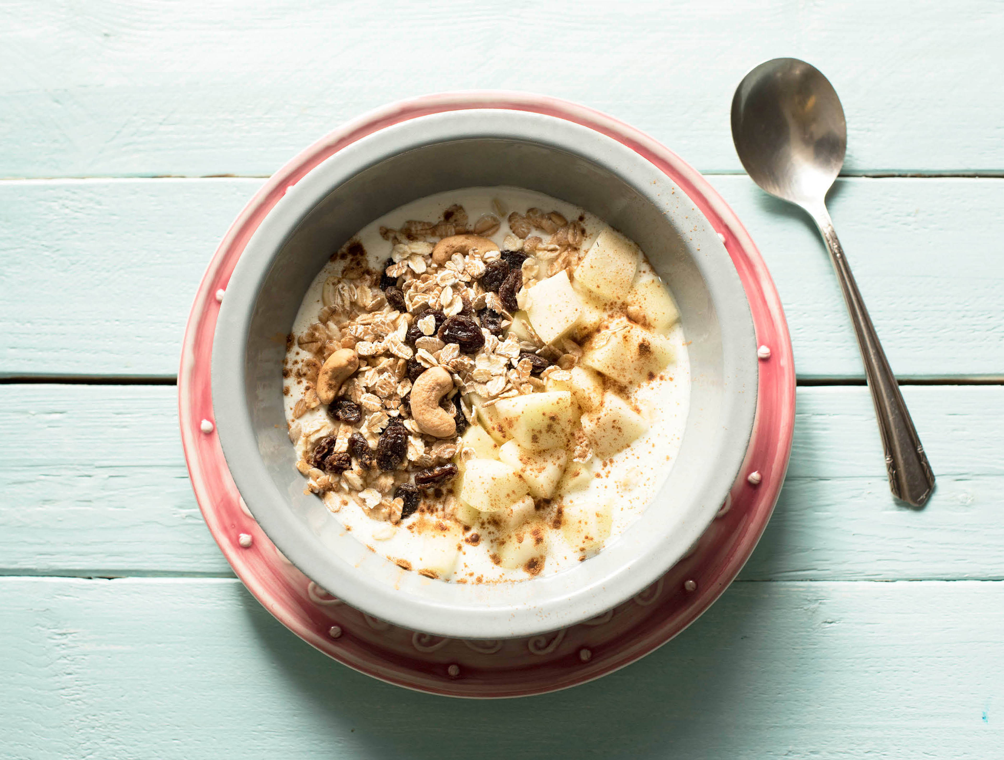 Bulgaarse yoghurt met peer, kaneel en muesli