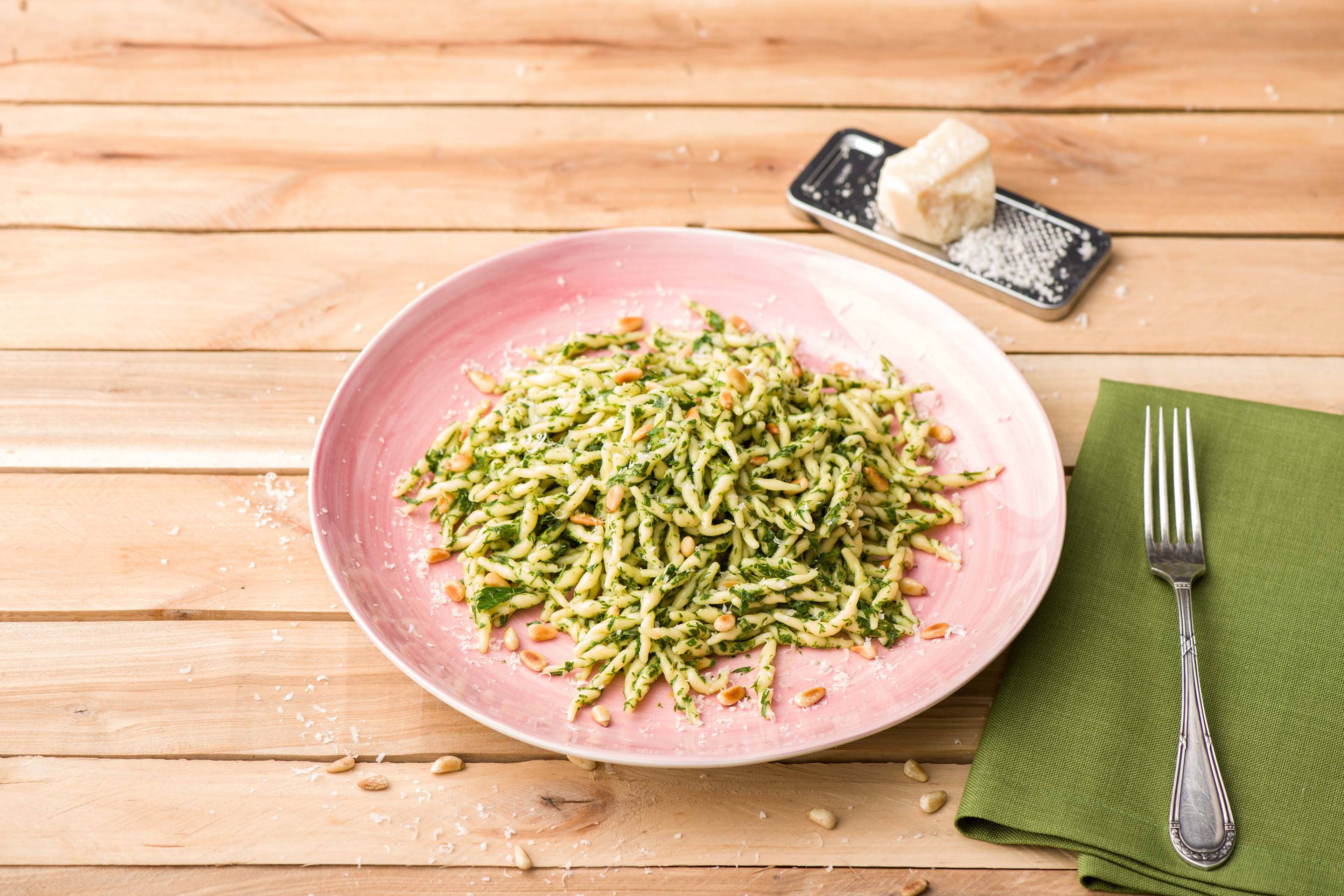 Schnelle Trofie-Pasta mit Rüebligrün-Pesto
