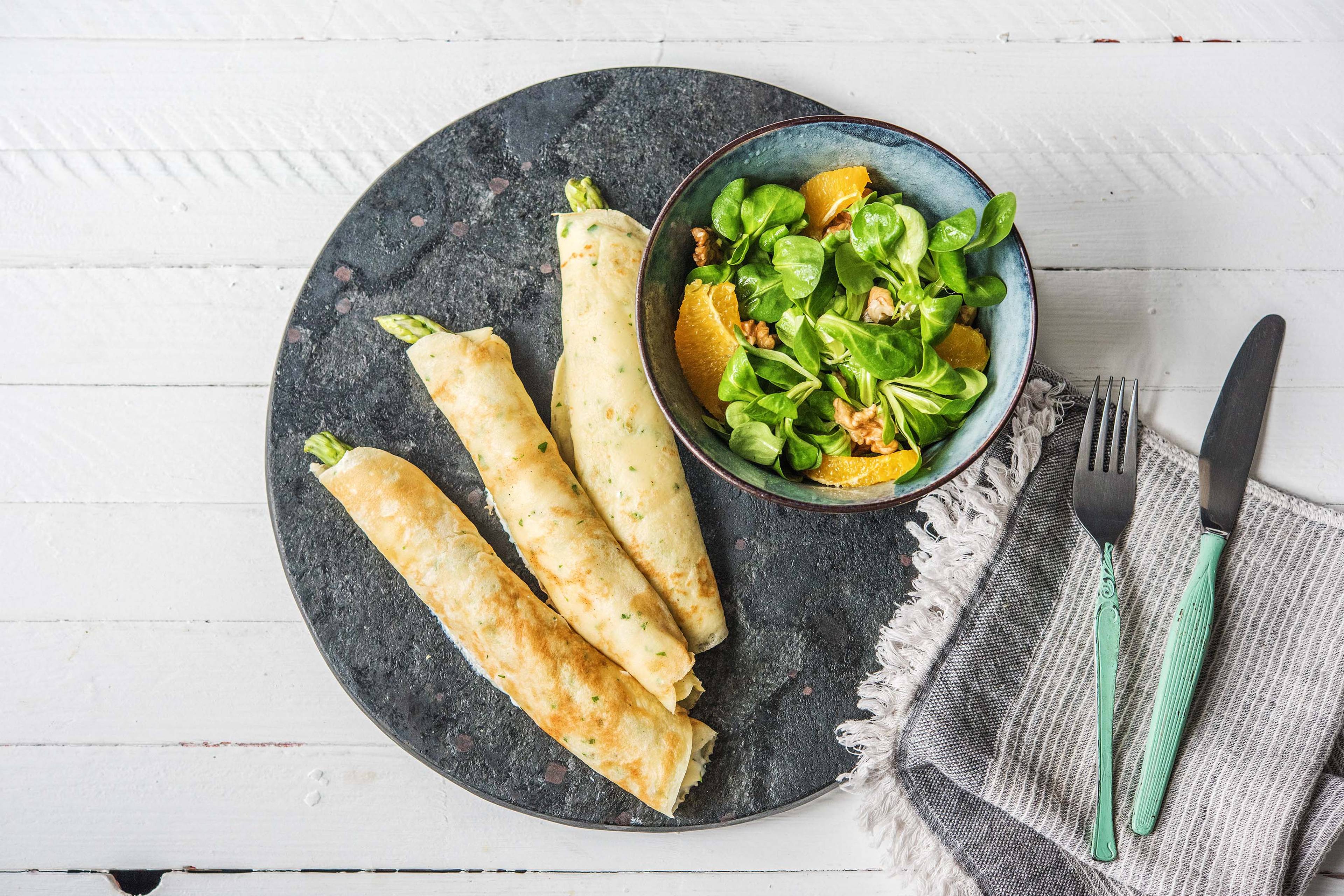 Grüner Spargel umhüllt von Quark-Pfannkuchen