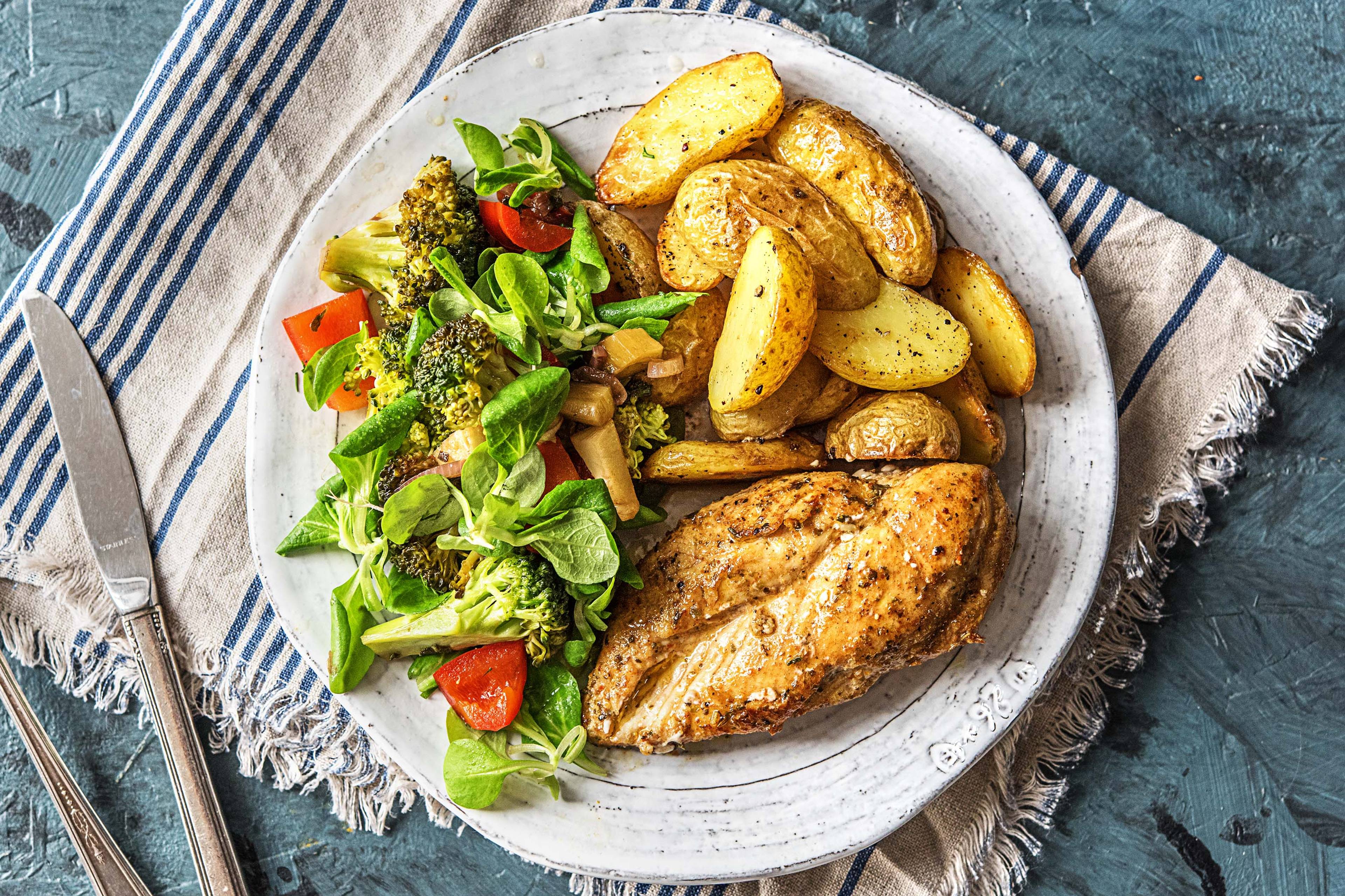 Gemarineerde kipfilet met ovenkrieltjes, een salade van warme groenten en verse dille