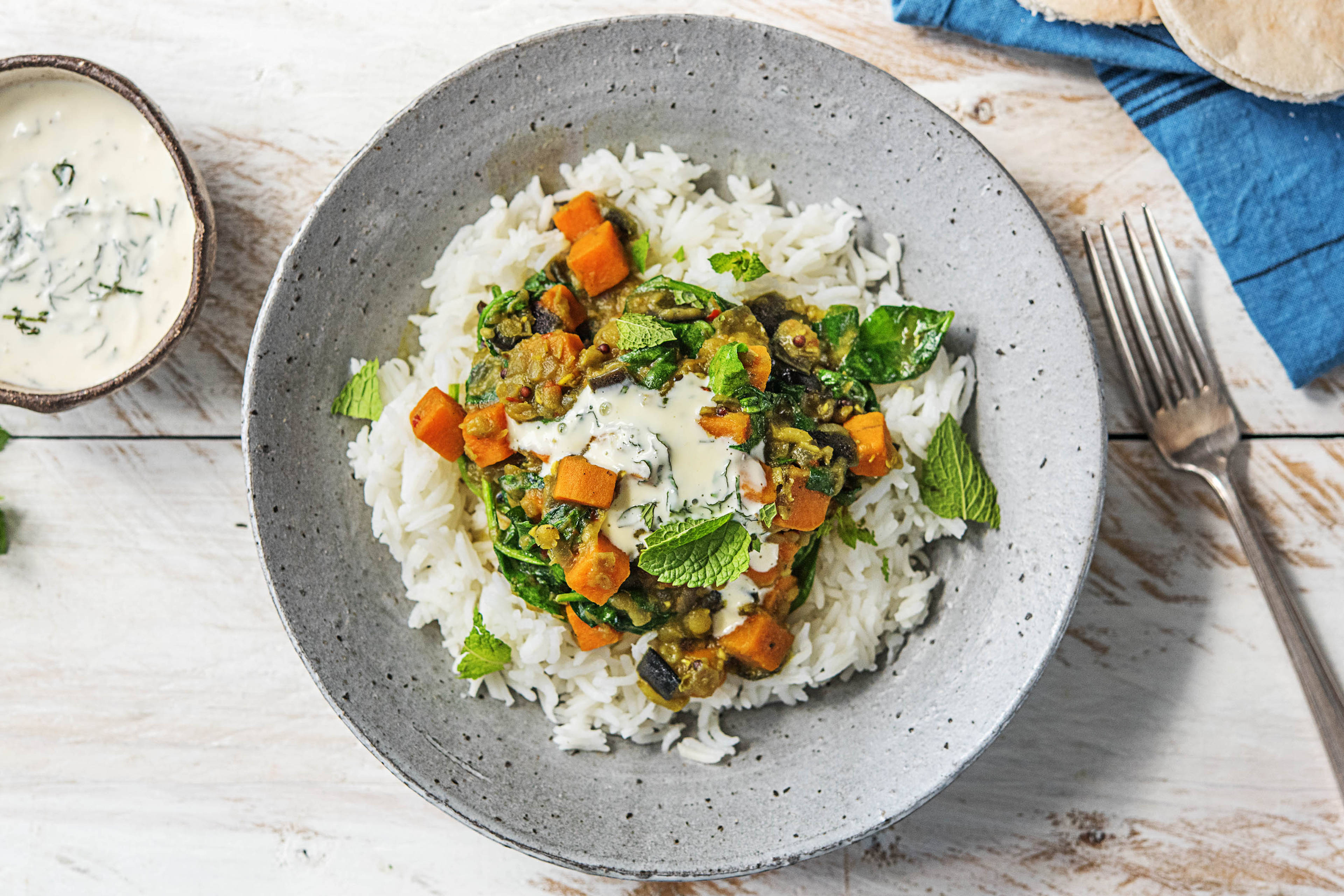Dal épicé à l'aubergine et aux patates douces